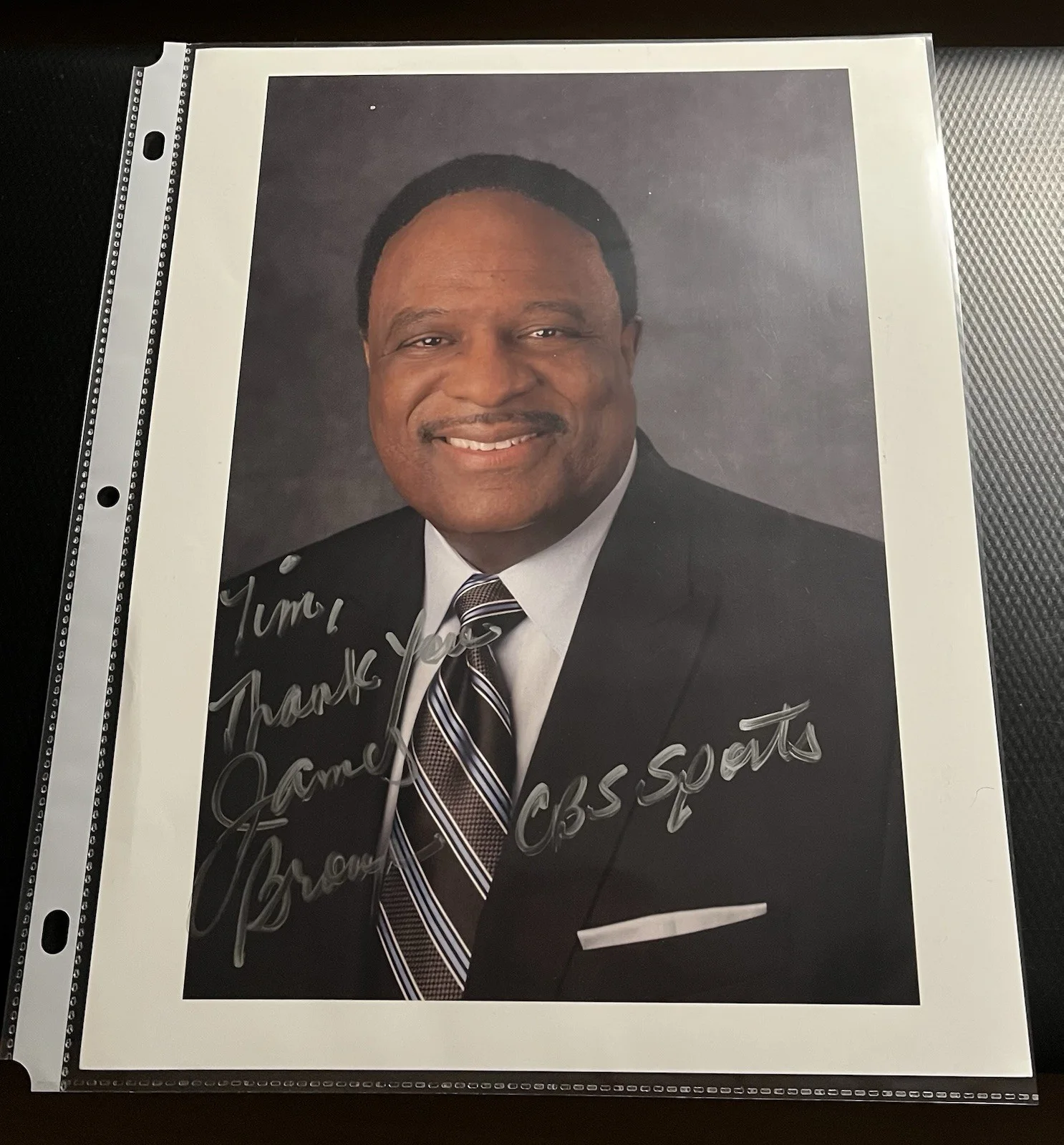 James Brown — James Brown Legendary CBS Sportscaster Signed 8.5x11 w/ Top Loader & COA, изображение 3