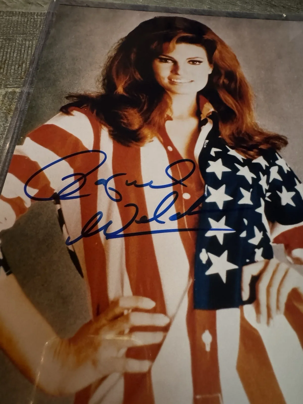 Raquel Welch — RAQUEL WELCH SIGNED 8x10 Vintage photo of the iconic Actress and Model COA, изображение 2