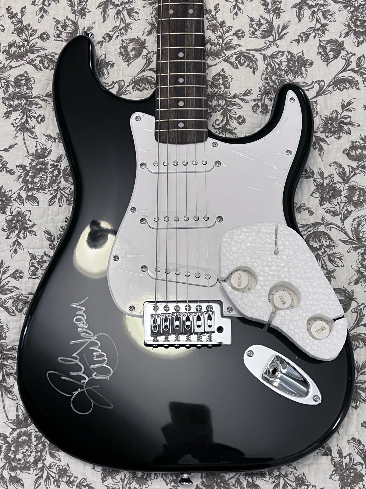 Kelly Clarkson Signed Fender Electric Guitar (Squier Bullet Stratocaster)!, image 2