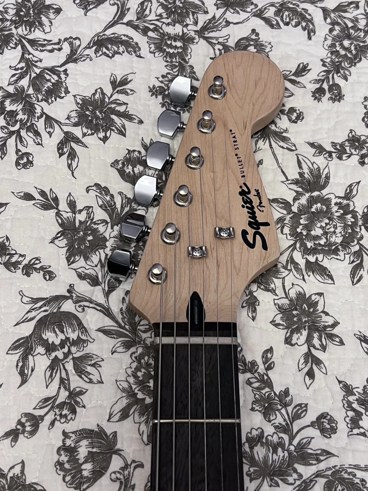 Kelly Clarkson Signed Fender Electric Guitar (Squier Bullet Stratocaster)!, image 5