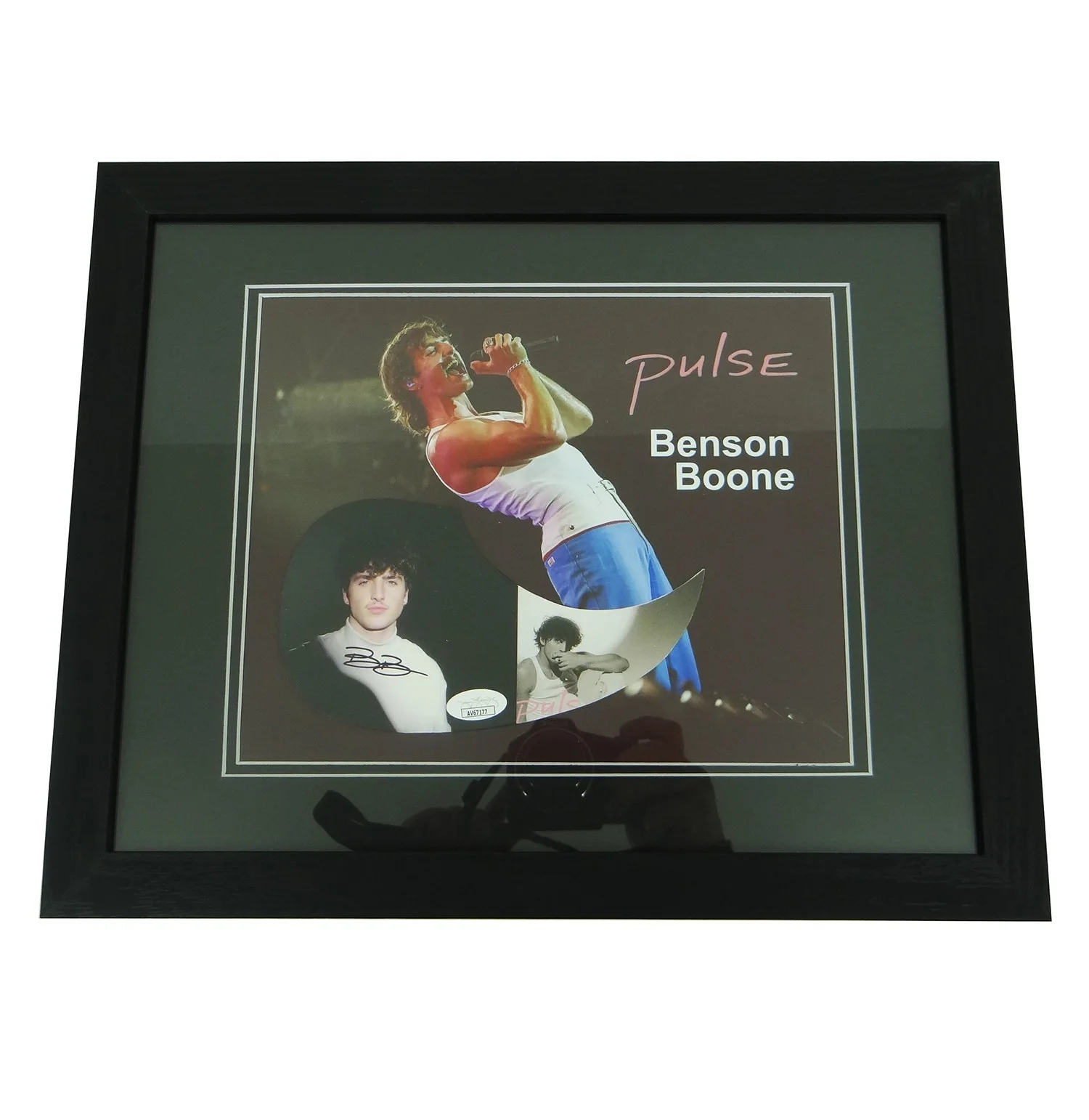 Benson Boone Hand-Signed Pulse Pickguard on Custom Framed 8x10 Photo w/JSA COA, изображение 2