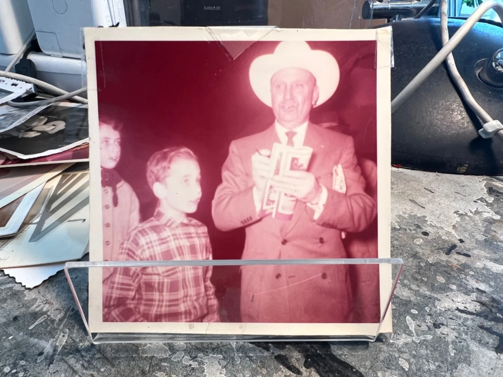 Original Vintage Poto of Gene Autry signing an autograph for kid, изображение 4