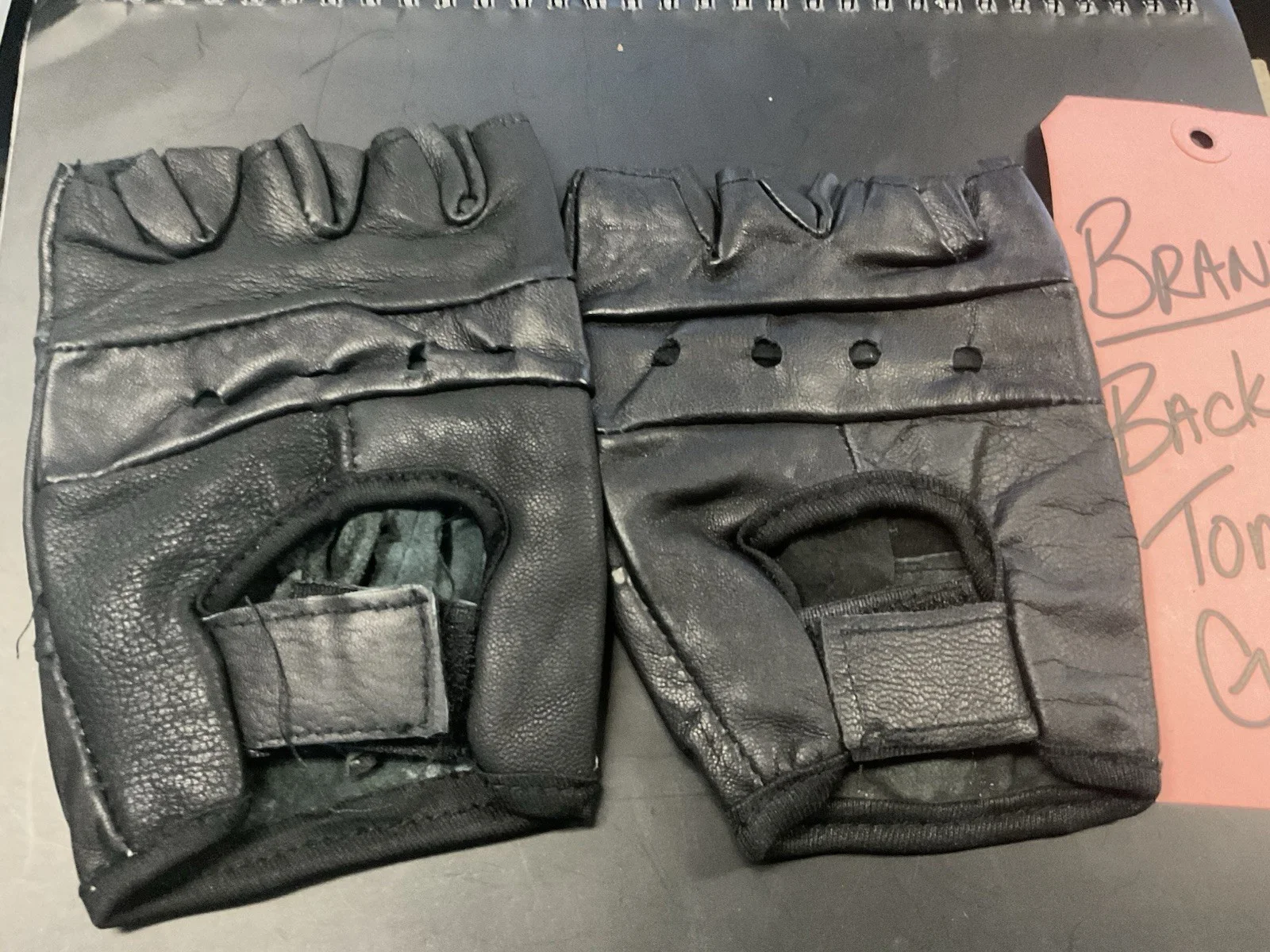 leather gloves motley cru the dirt Worn By MGK Colson Baker Tommy Lee coa, изображение 2