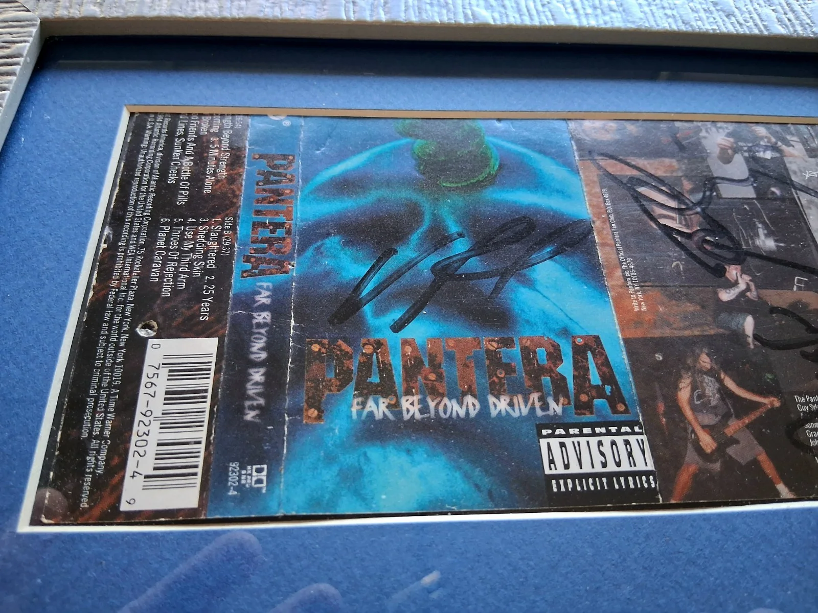 RARE! PANTERA FULL BAND SIGNED FAR BEYOND DRIVEN CASSETTE LINER! 🔥☠️, image 3