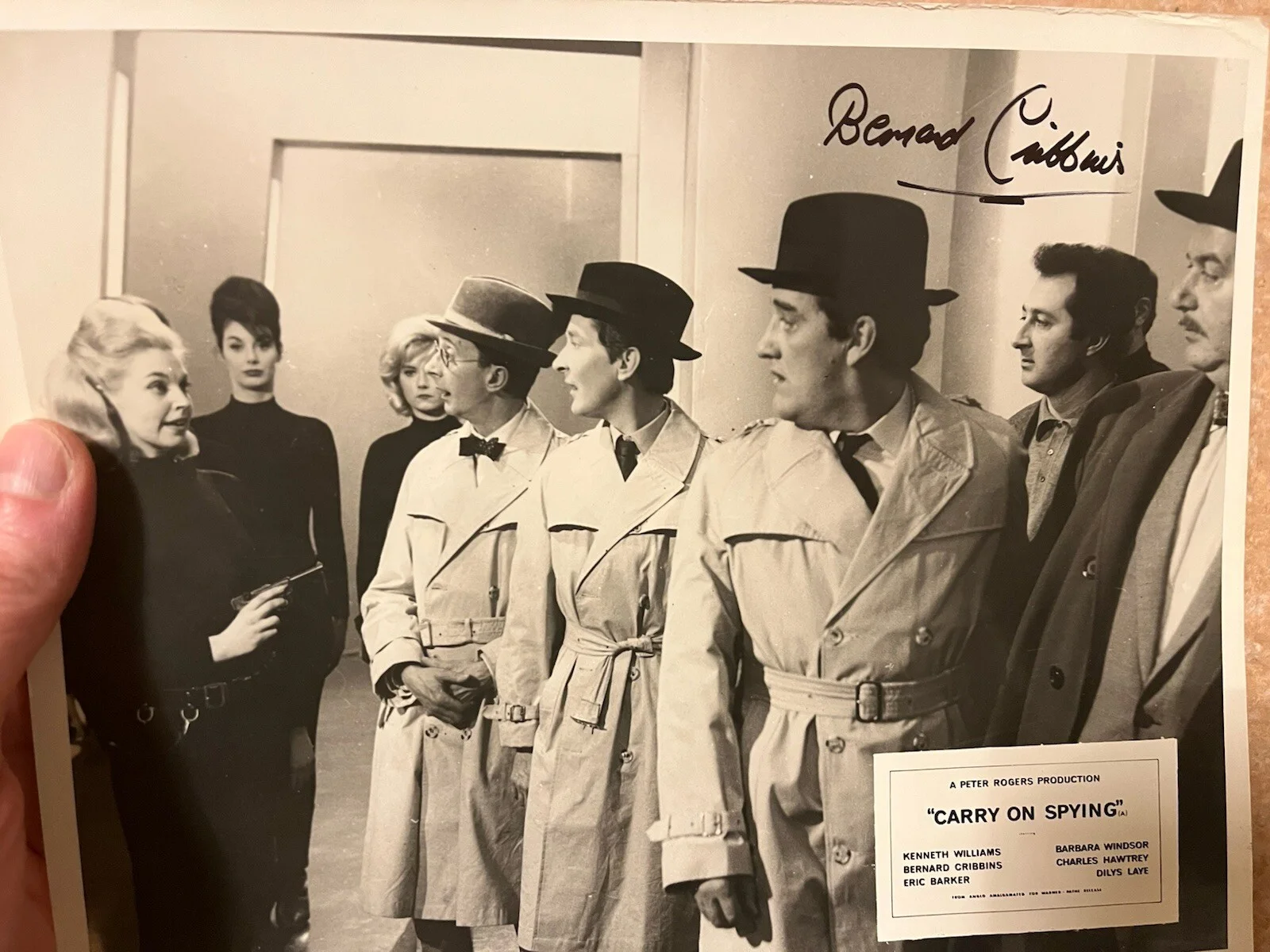 BERNARD CRIBBINS CARRY ON SPYING ORIGINAL FILM PHOTO FOH STILL SIGNED AUTOGRAPH, изображение 2