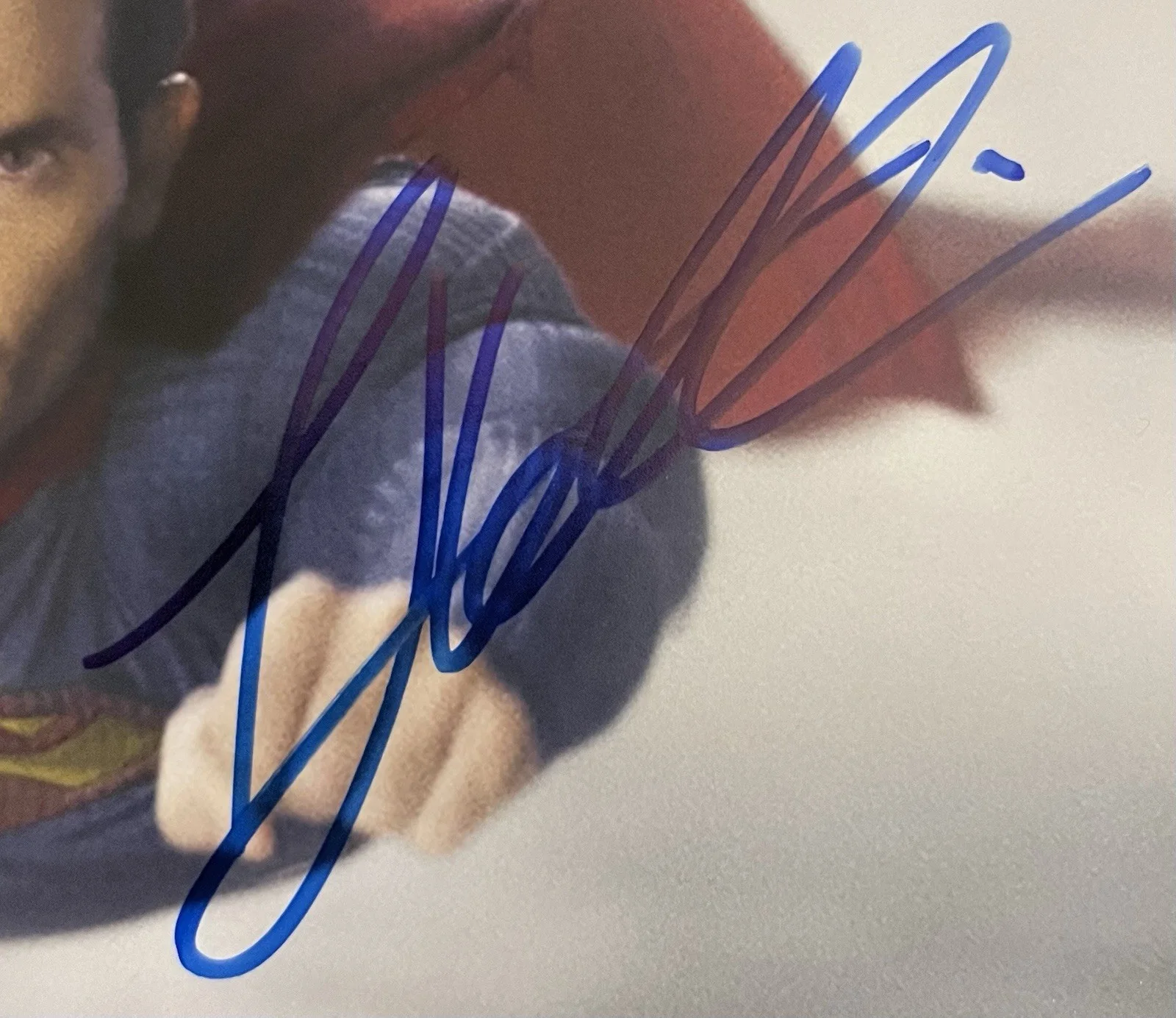 Tyler Hoechlin — TYLER HOECHLIN SIGNED 8X10 From “SUPERMAN & LOIS" As Superman, Flying. JSA COA, изображение 2
