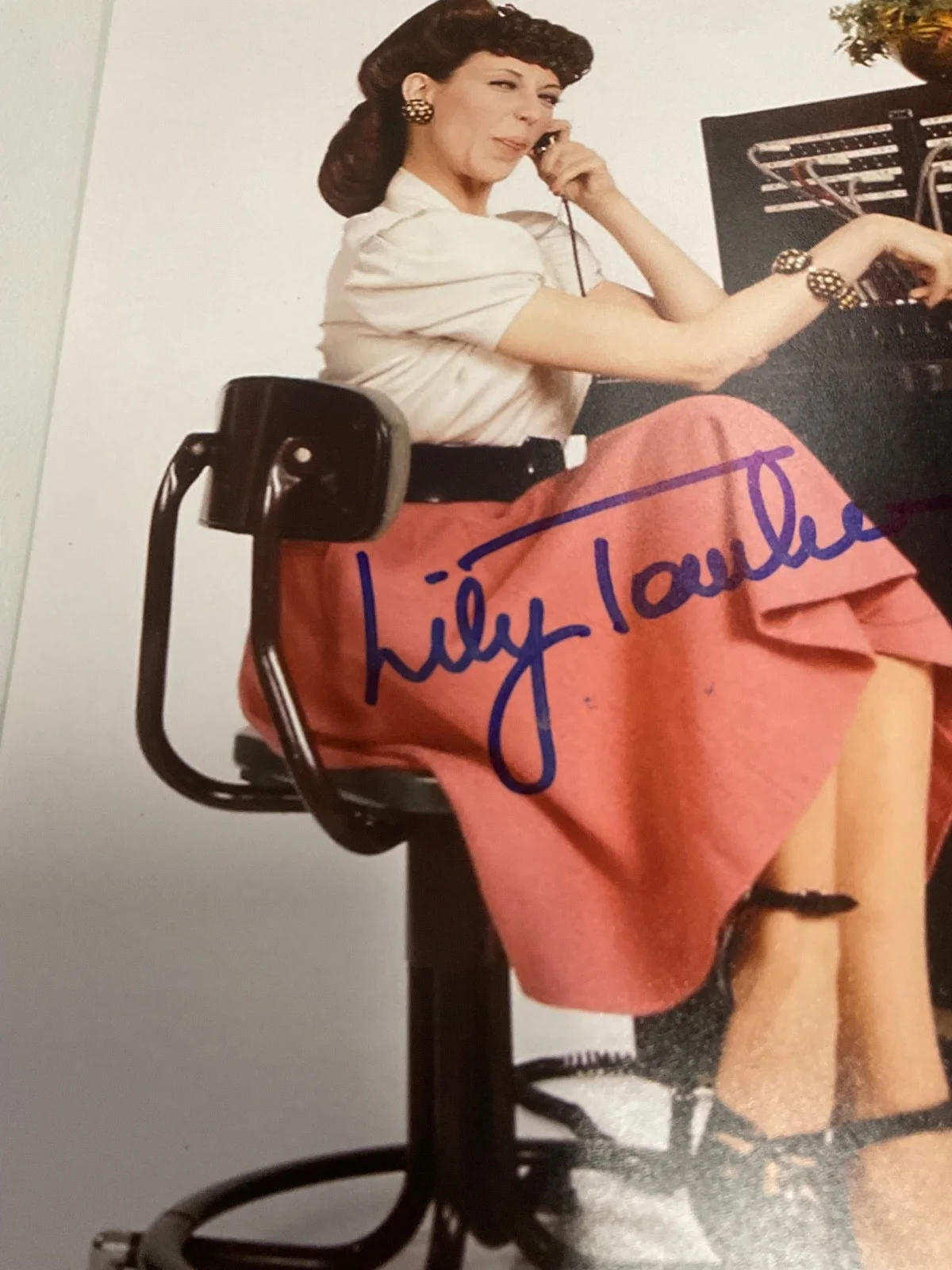 LiILY TOMLIN SIGNED 8x8 JSA EE44816, image 2