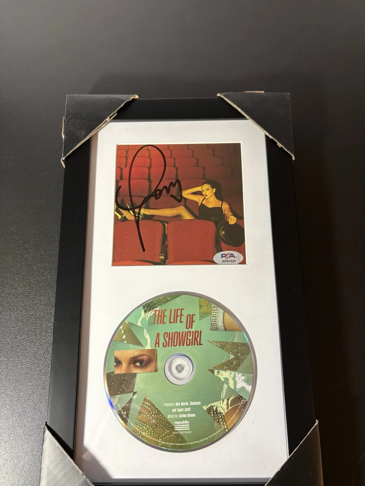 TAYLOR SWIFT LIFE OF A SHOWGIRL CD INSERT SIGNED FRAMED AUTOGRAPH PSA COA MUSIC, изображение 2