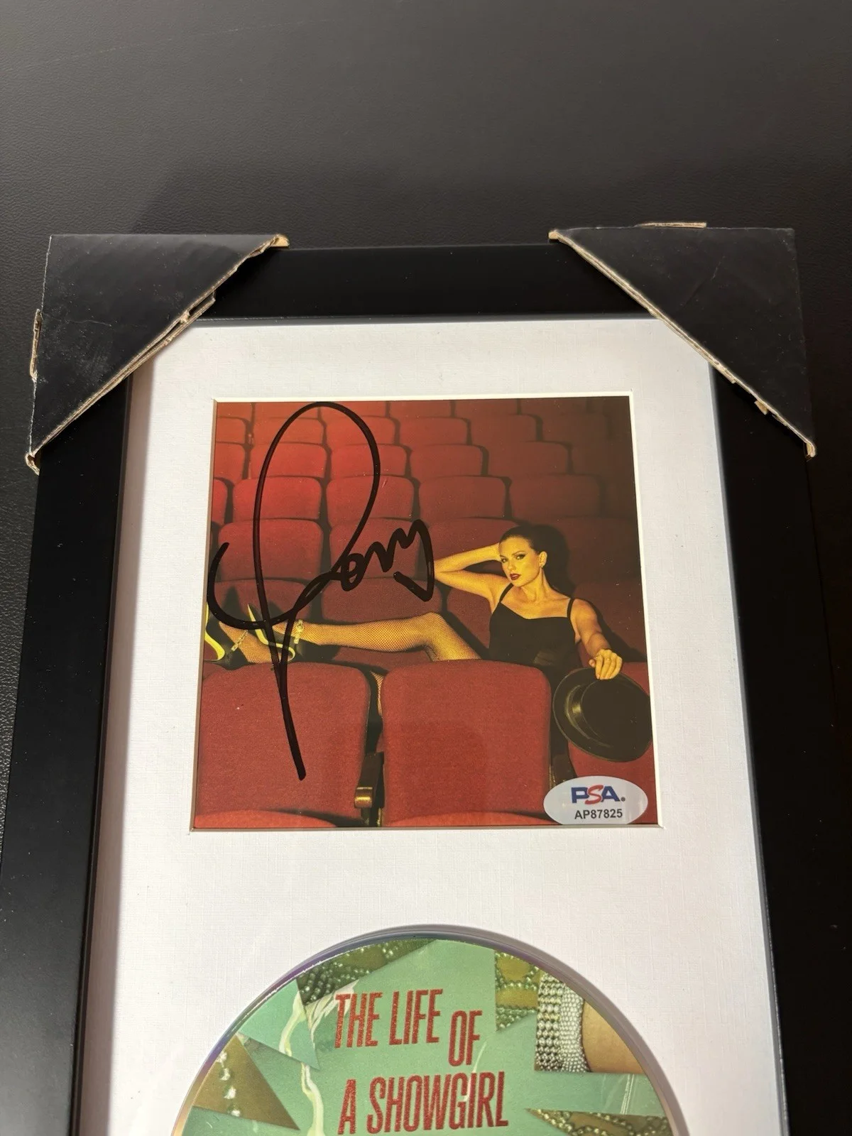 TAYLOR SWIFT LIFE OF A SHOWGIRL CD INSERT SIGNED FRAMED AUTOGRAPH PSA COA MUSIC, изображение 3