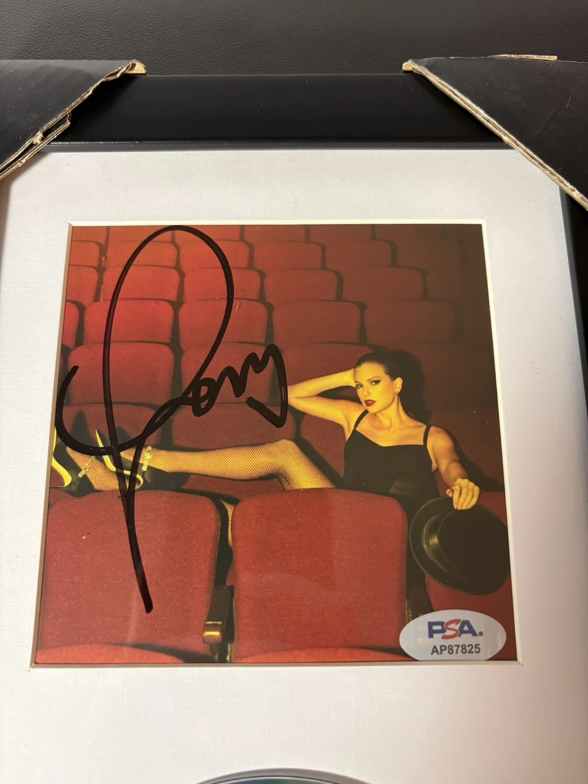 TAYLOR SWIFT LIFE OF A SHOWGIRL CD INSERT SIGNED FRAMED AUTOGRAPH PSA COA MUSIC, изображение 4