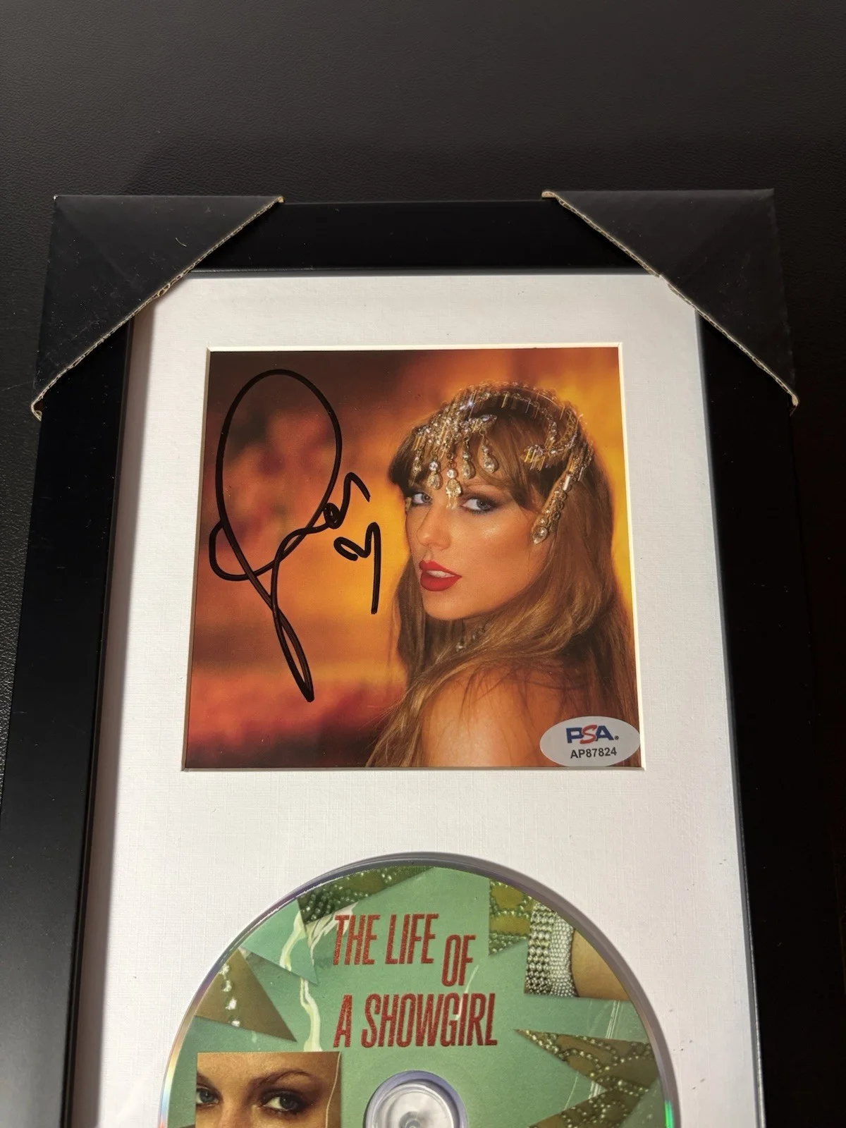 TAYLOR SWIFT LIFE OF A SHOWGIRL CD INSERT SIGNED FRAMED AUTOGRAPH PSA COA MUSIC, изображение 3
