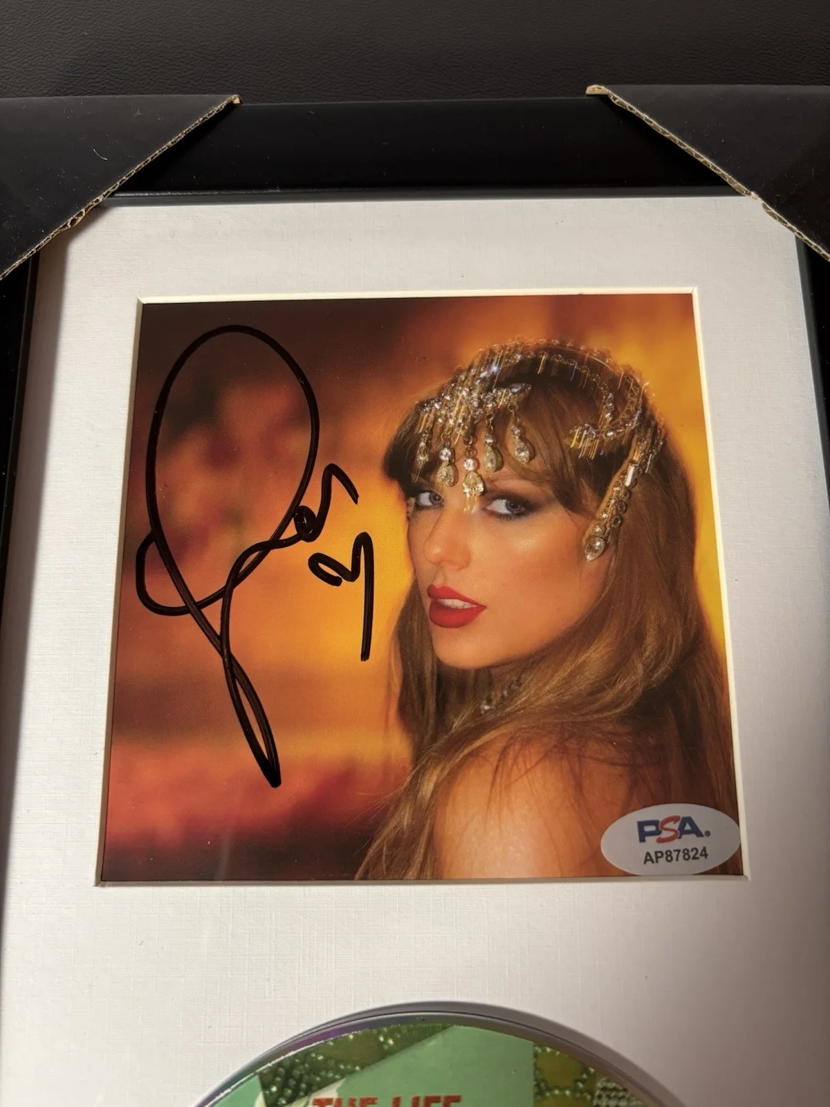 TAYLOR SWIFT LIFE OF A SHOWGIRL CD INSERT SIGNED FRAMED AUTOGRAPH PSA COA MUSIC, изображение 4