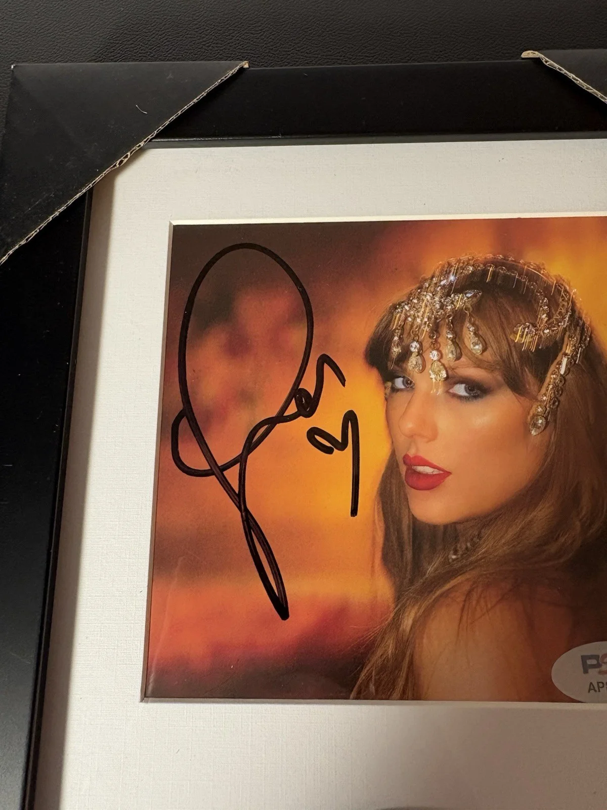 TAYLOR SWIFT LIFE OF A SHOWGIRL CD INSERT SIGNED FRAMED AUTOGRAPH PSA COA MUSIC, изображение 5