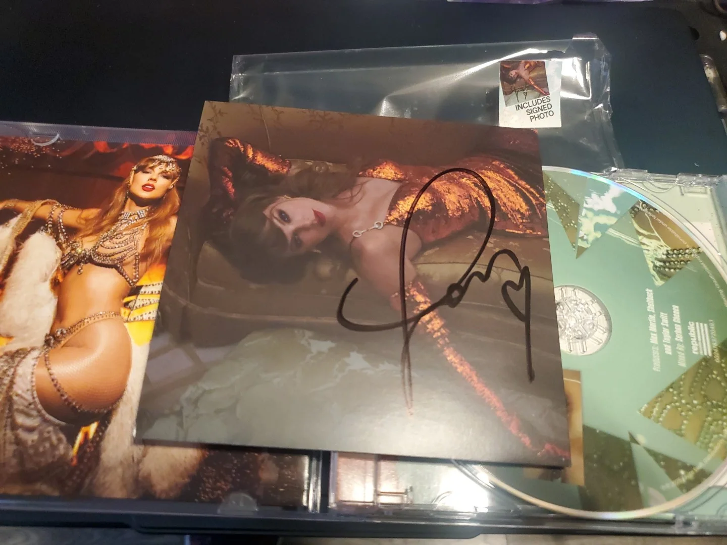 Taylor Swift The Life Of A Showgirl Signed Cd #2 Rare-Extra "R" Added, изображение 2