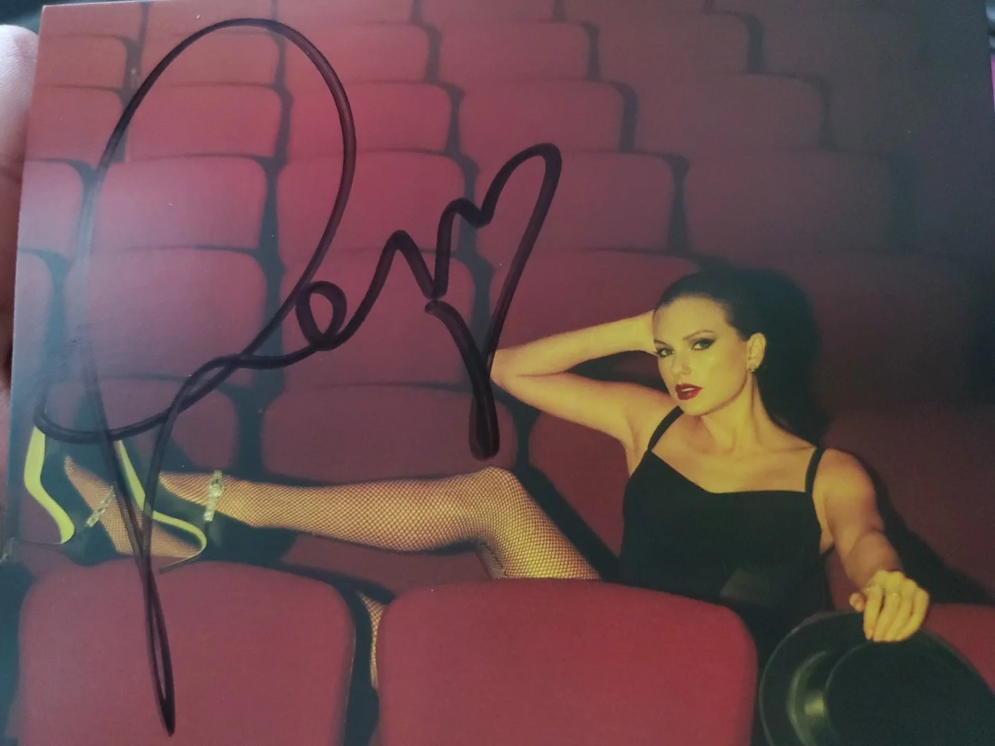 Taylor Swift The Life Of A Showgirl Signed Cd #4 With Long, Attached-Loopy Heart, изображение 4