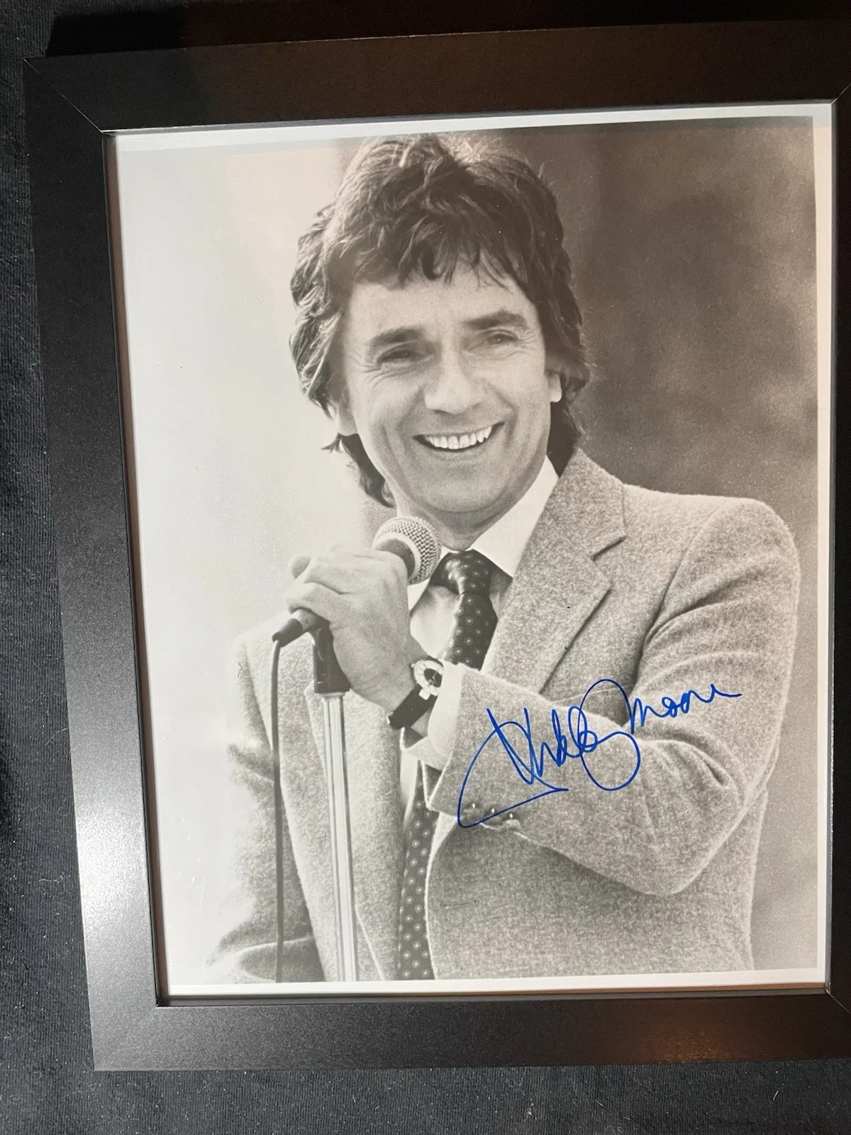 Dudley Moore — VINTAGE SIGNED 8X10 PHOTO DUDLEY MOORE AUTOGRAPH DECEASED W/ FRAME
