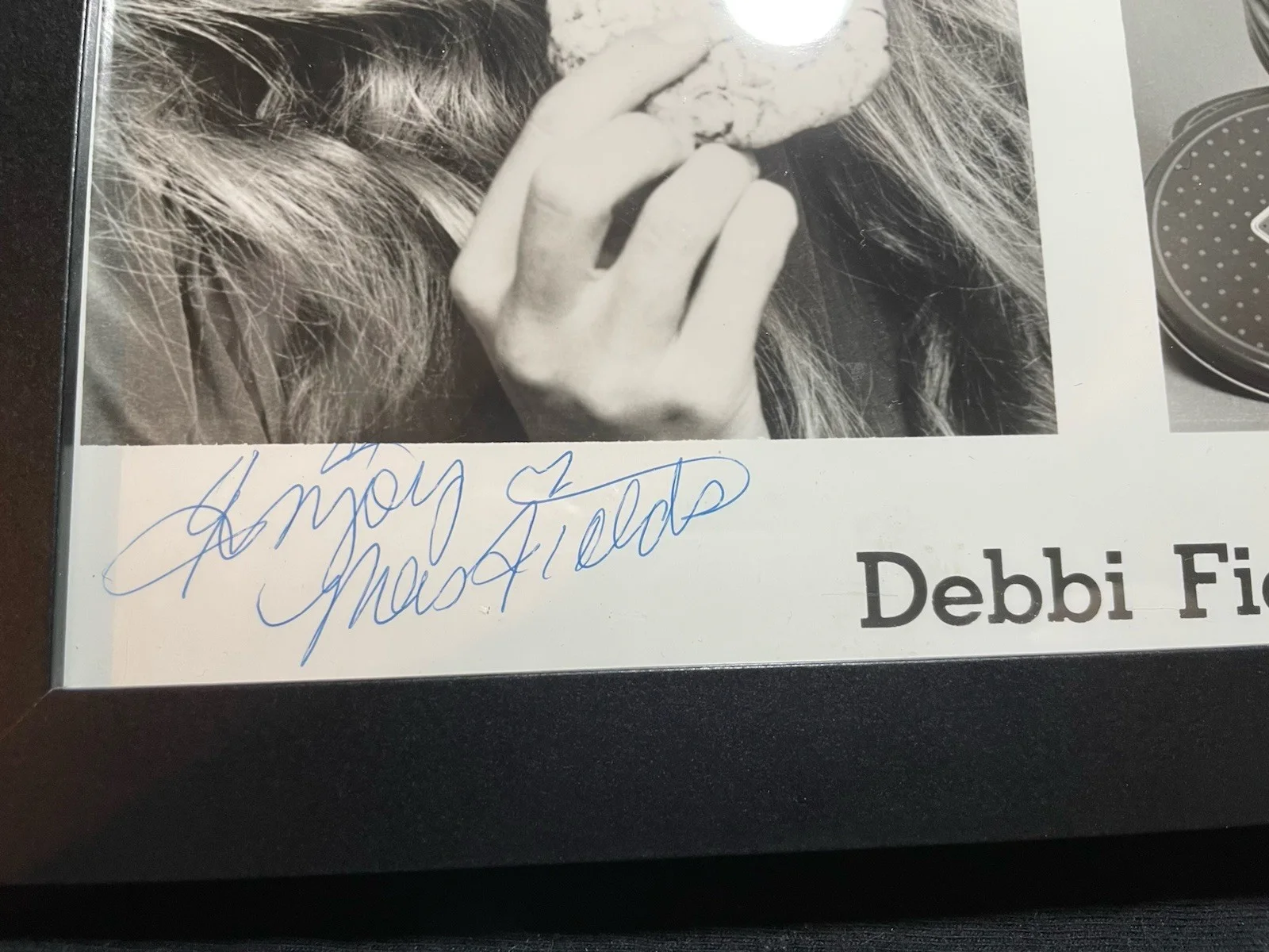 VINTAGE SIGNED 8X10 PROMO PHOTO DEBBI FIELDS MRS FIELDS COOKIES AUTOGRAPH FRAME, изображение 2
