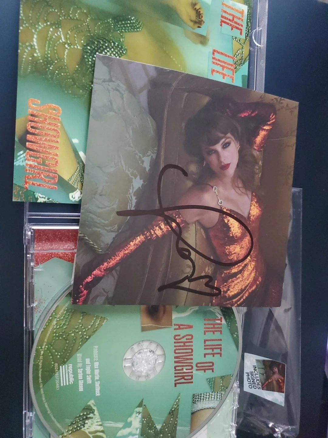 Taylor Swift The Life Of A Showgirl Signed Cd #2 With Beautiful Loopy Heart, изображение 2