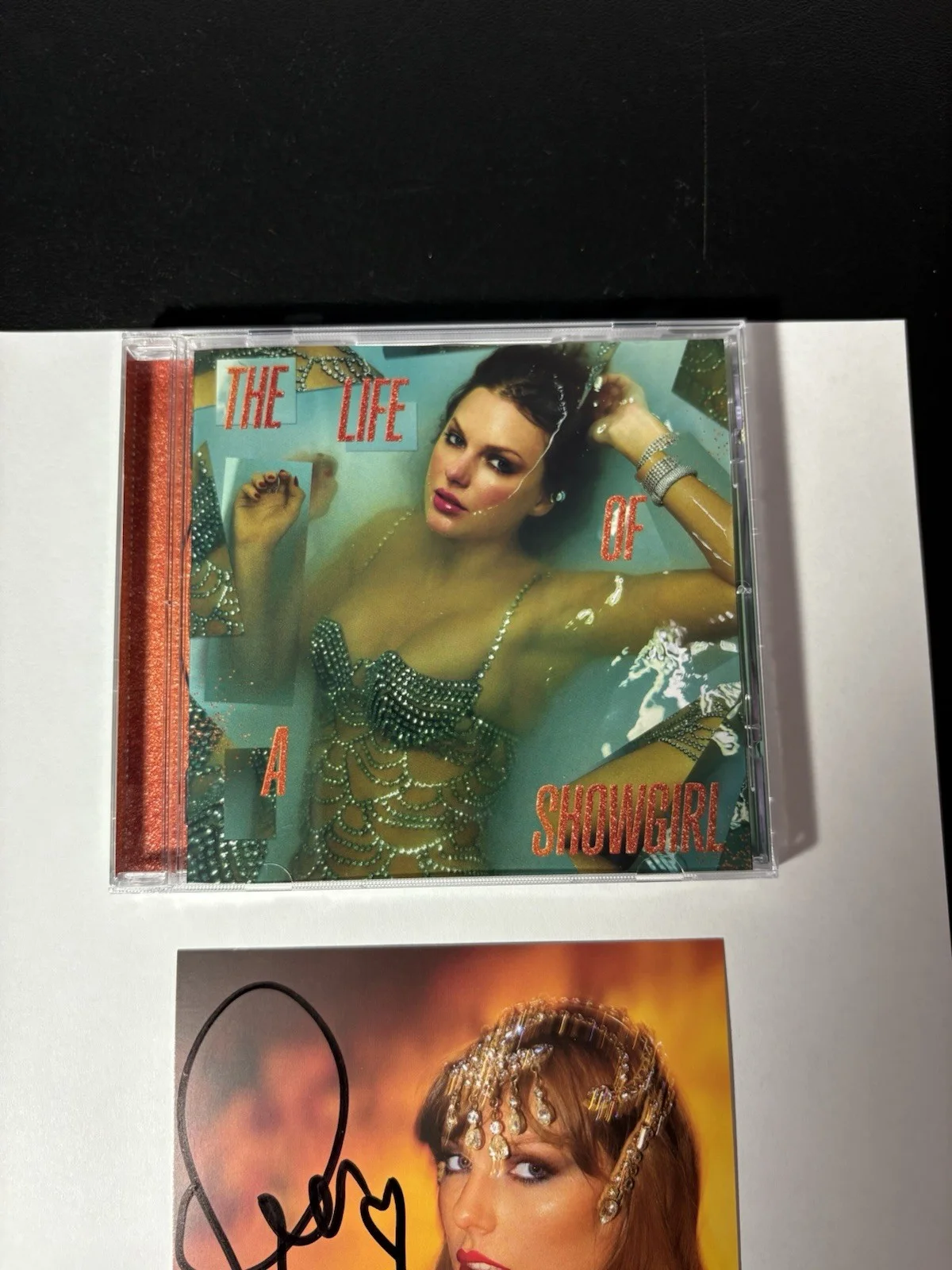 Taylor Swift — Taylor Swift Signed Autographed CD Cover PSA/DNA The Life of a Showgirl Hot, изображение 2