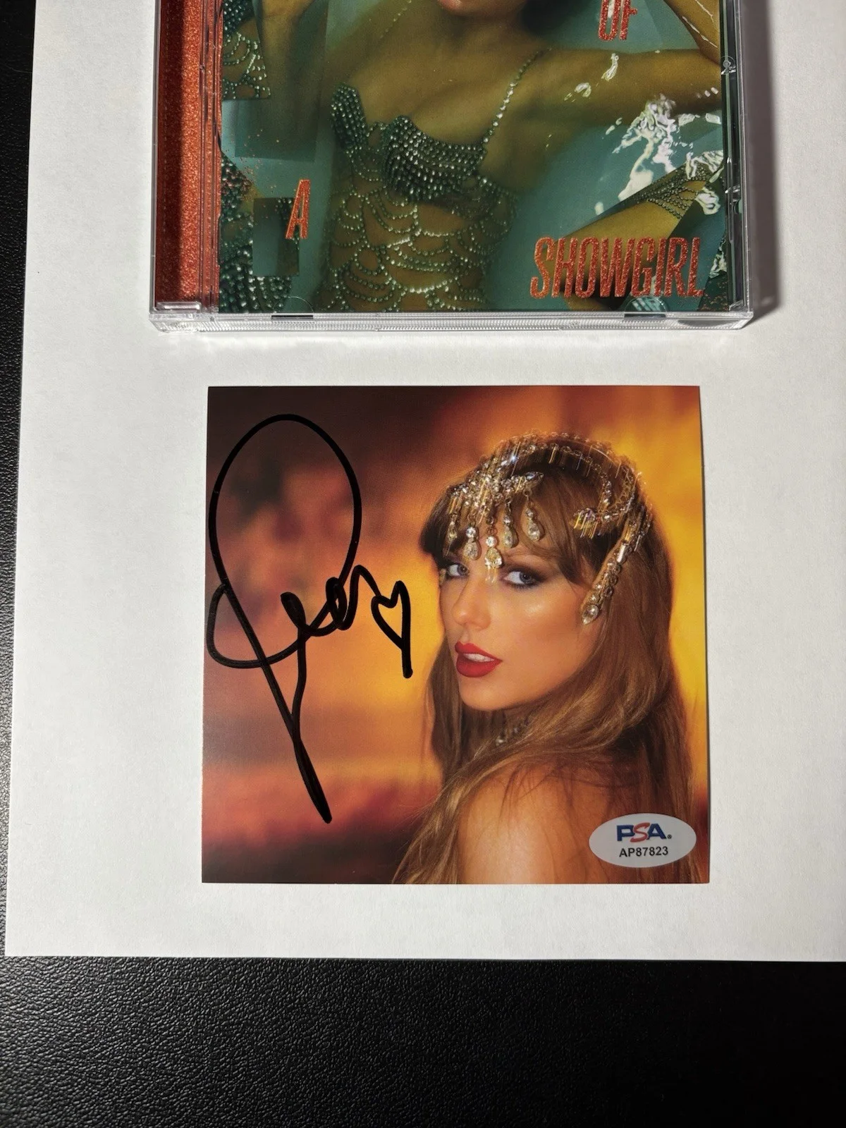 Taylor Swift — Taylor Swift Signed Autographed CD Cover PSA/DNA The Life of a Showgirl Hot, изображение 3