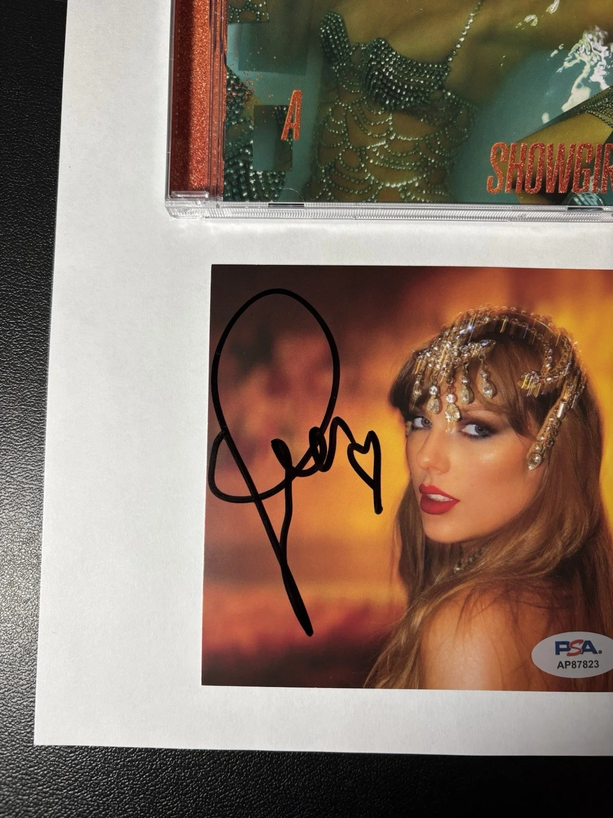 Taylor Swift — Taylor Swift Signed Autographed CD Cover PSA/DNA The Life of a Showgirl Hot, изображение 4