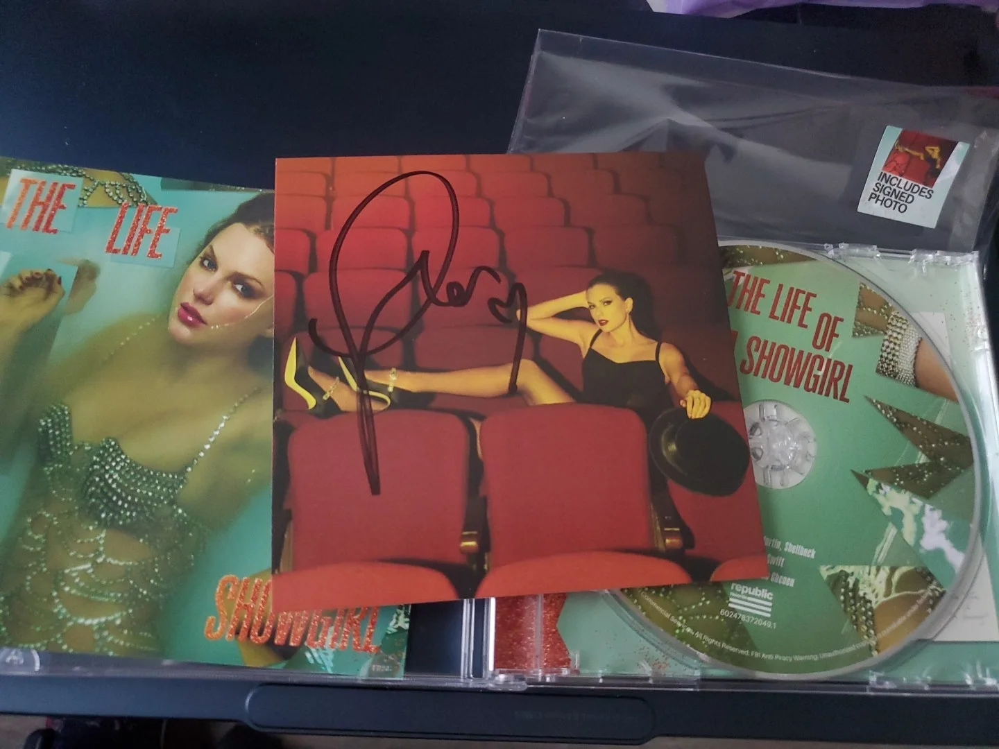 Taylor Swift The Life Of A Showgirl Unique Medium-Long Signature Cd #4, изображение 3