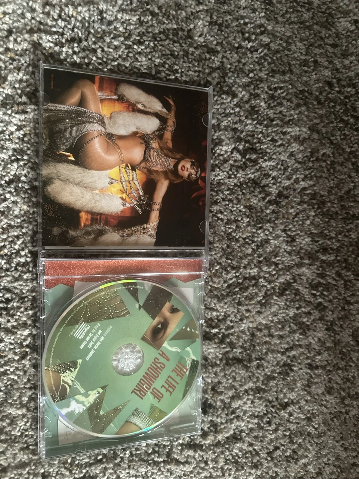 Taylor Swift 'The Life of a Showgirl' CD with Hand-Signed Photo, изображение 2