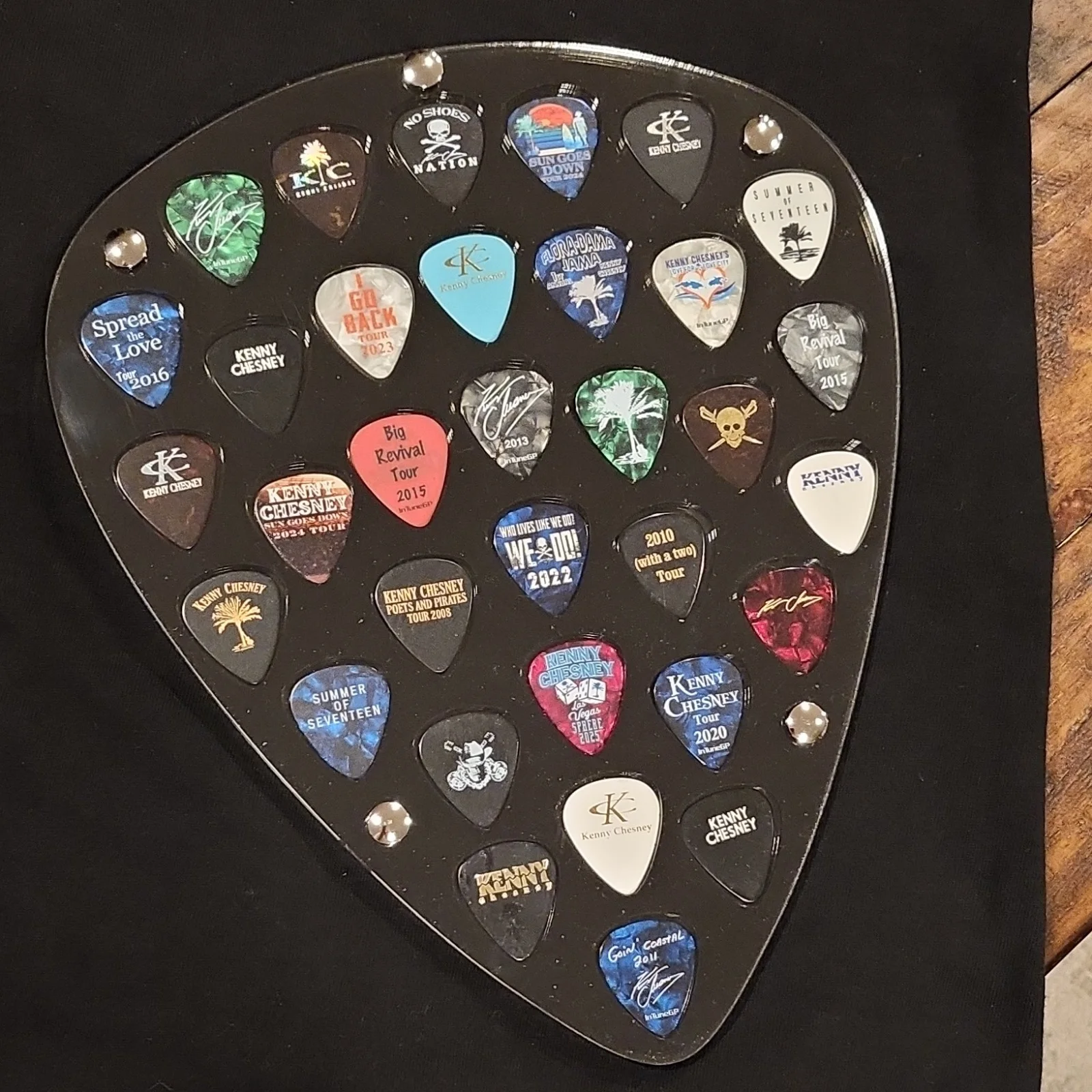 Kenny Chesney Signed Guitar Pick Collection Display Case Original Autographed, image 2