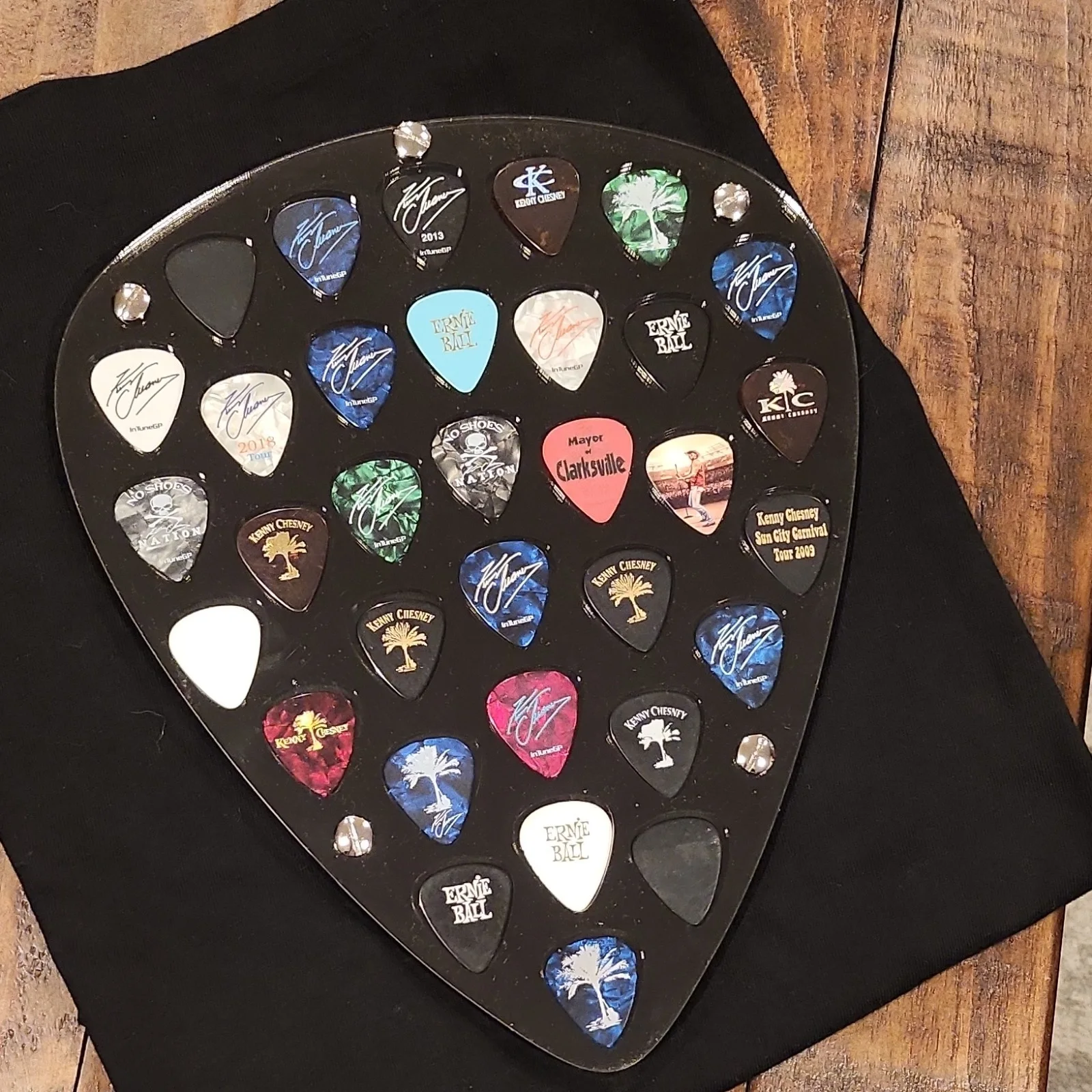 Kenny Chesney Signed Guitar Pick Collection Display Case Original Autographed, image 3