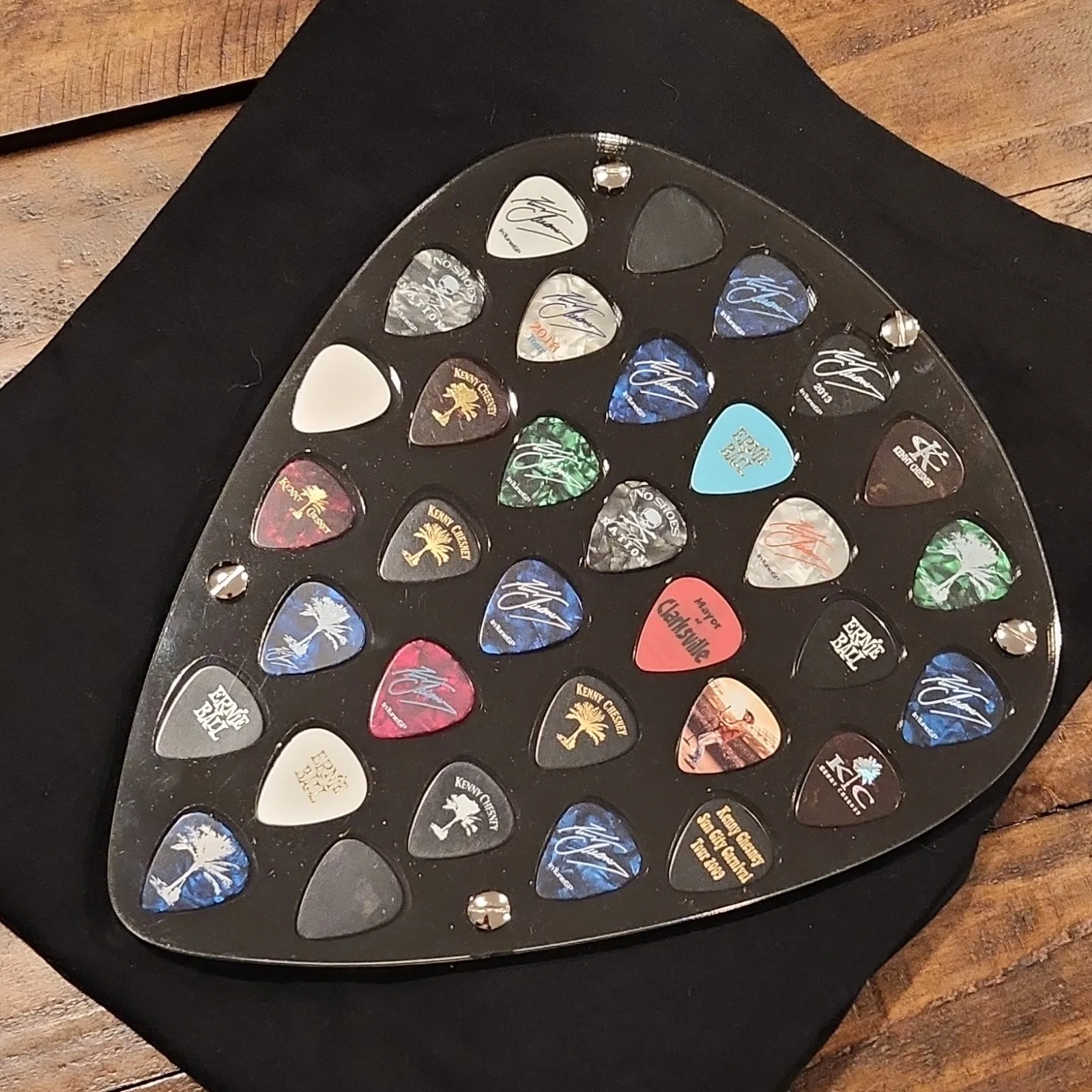 Kenny Chesney Signed Guitar Pick Collection Display Case Original Autographed, image 4