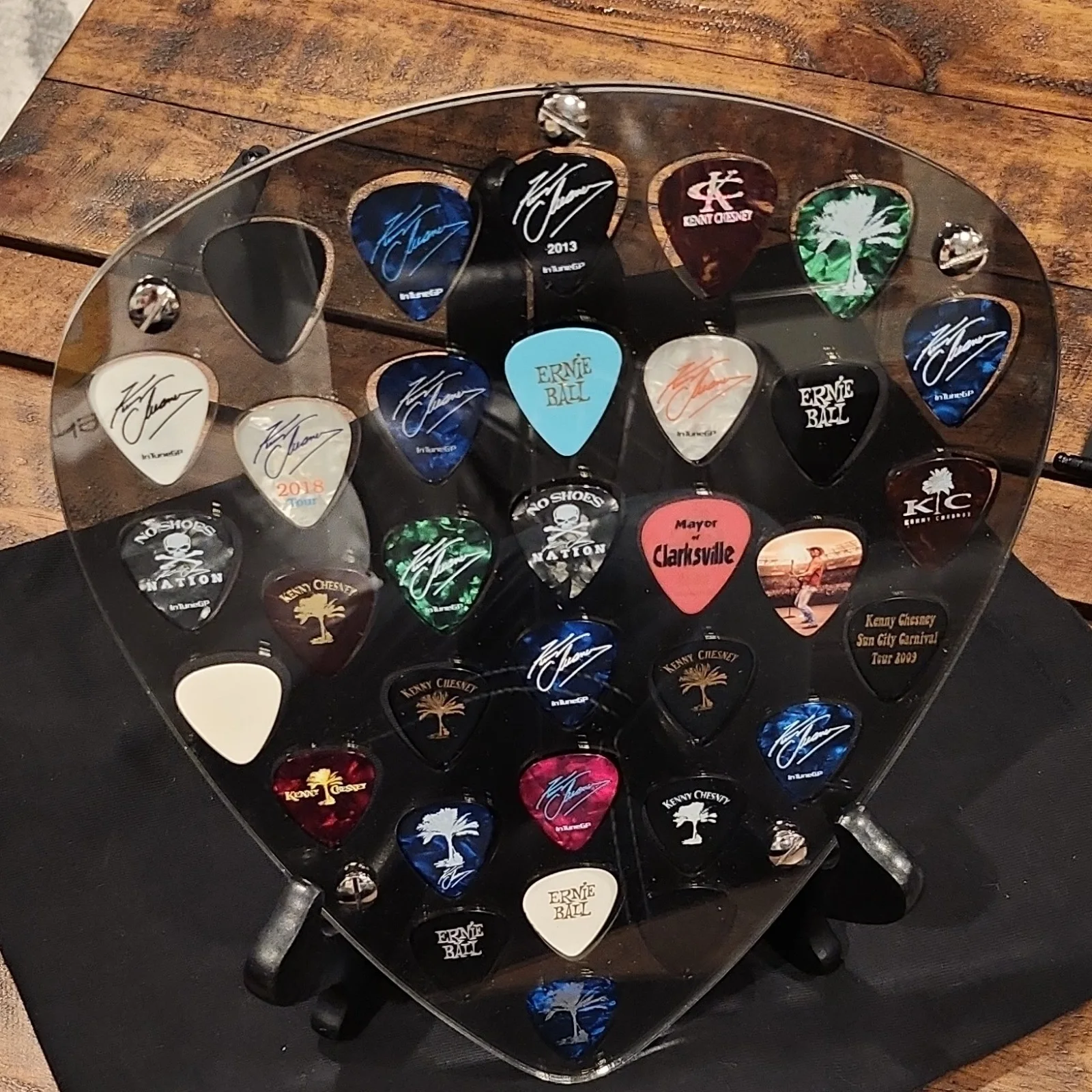 Kenny Chesney Signed Guitar Pick Collection Display Case Original Autographed, image 5