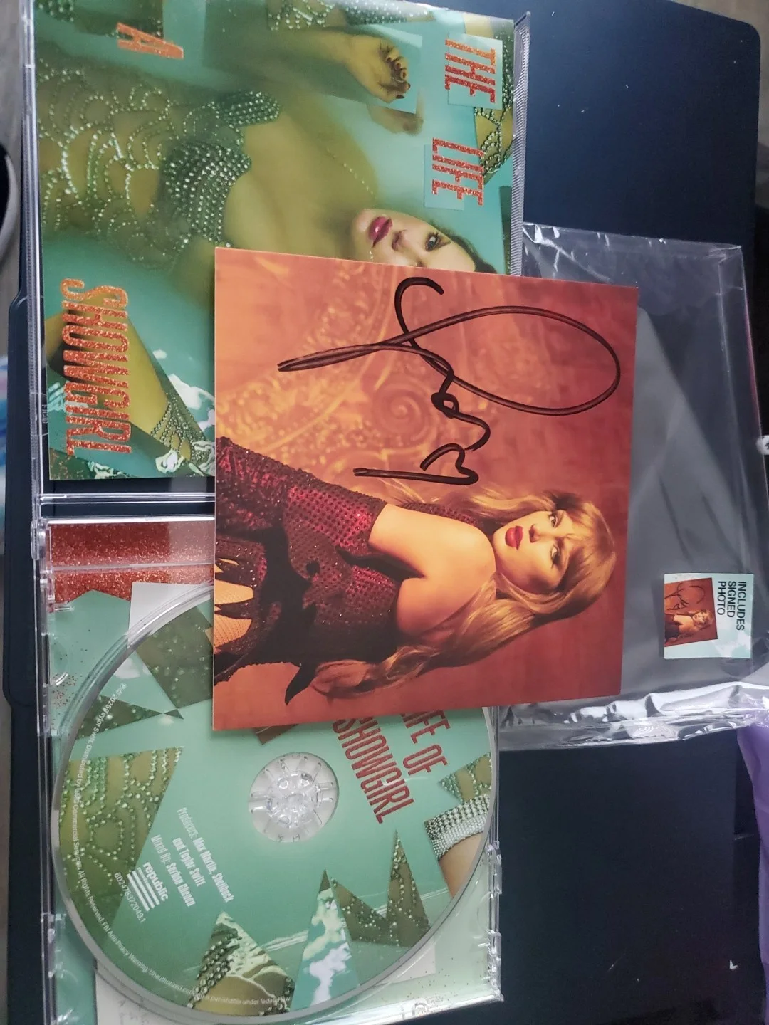 Taylor Swift The Life of a Showgirl signed cd photo 3, изображение 2
