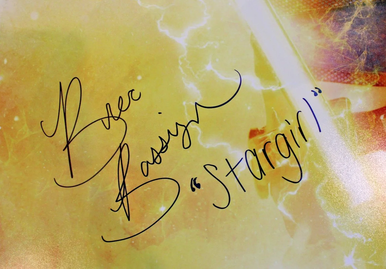 Brec Bassinger — Brec Bassinger Signed 20x30 Stargirl Photo w/ “Stargirl” Inscription Beckett COA, изображение 2