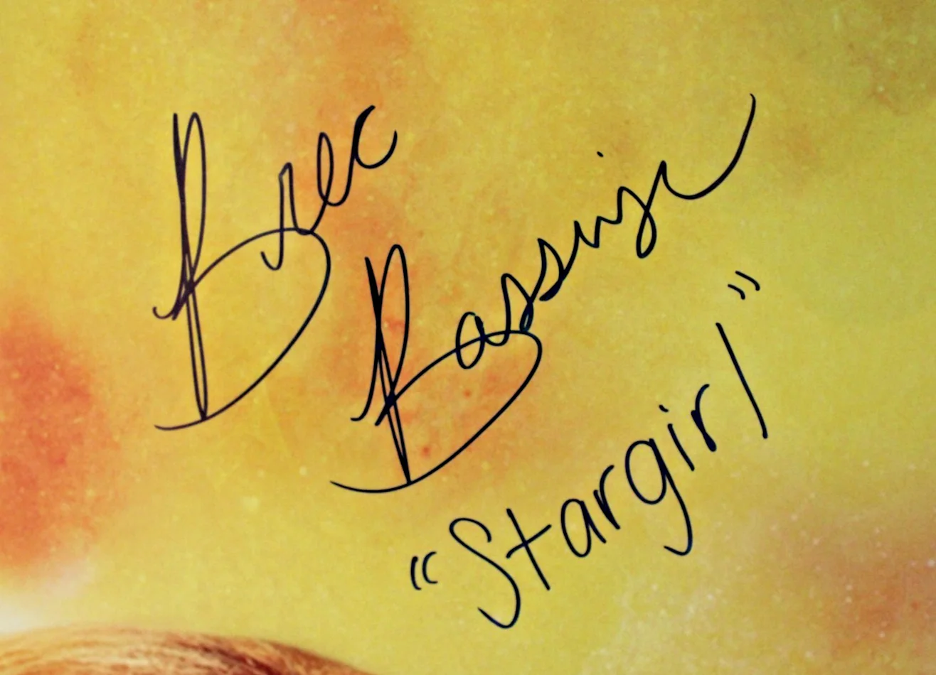 Brec Bassinger — Brec Bassinger Signed 20x30 Stargirl Photo w/ “Stargirl” Inscription Beckett COA, изображение 2