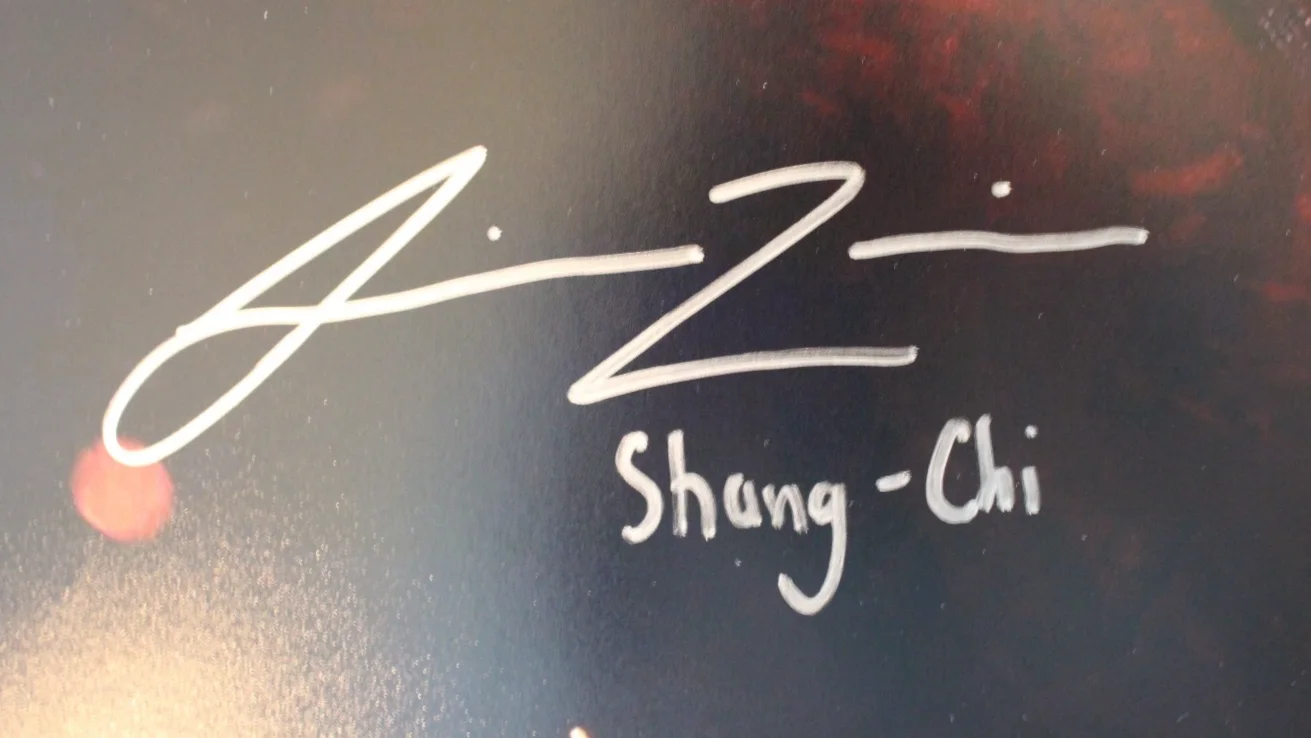 Simu Liu — Simu Liu Signed 20x30 Shang‑Chi Photo w/ “Shang‑Chi” Inscription Beckett COA, изображение 2