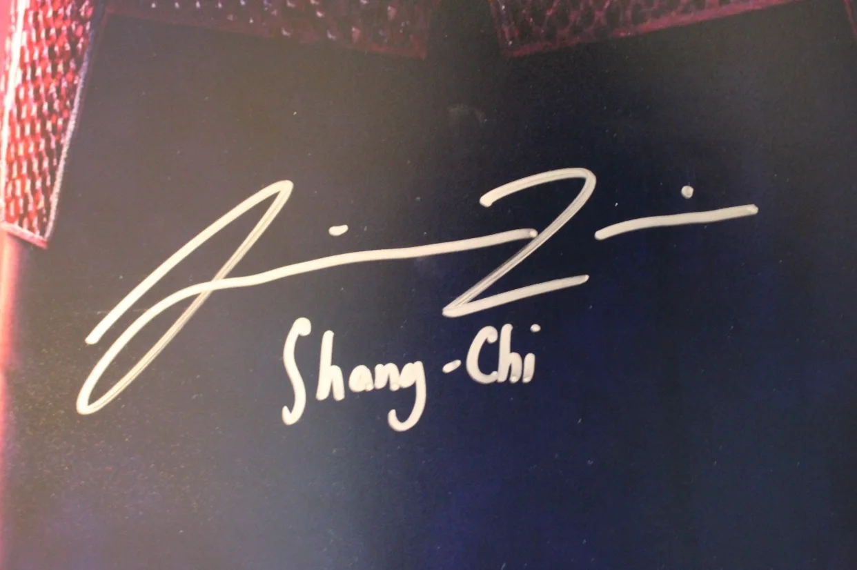 Simu Liu — Simu Liu Signed 20x30 Shang‑Chi Photo w/ “Shang‑Chi” Inscription Beckett COA, изображение 2