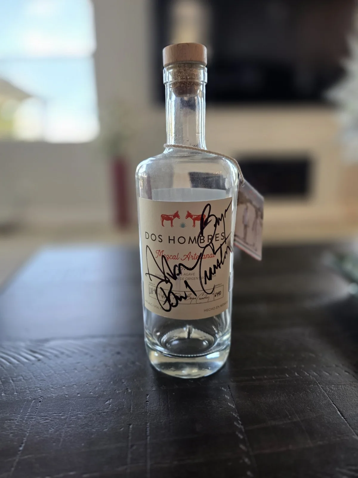Bryan Cranston, Aaron Paul — Dos Hombres Mezcal SIGNED BOTTLE - Bryan Cranston & Aaron Paul - Autographed, изображение 2