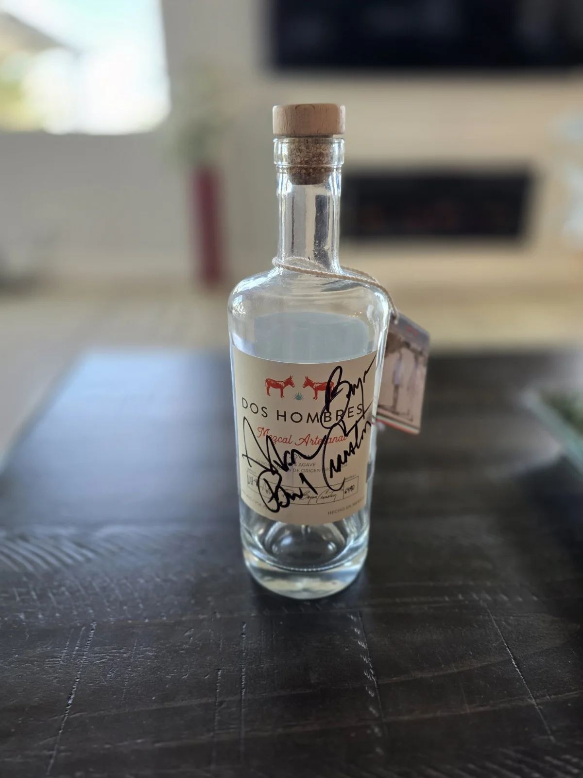 Bryan Cranston, Aaron Paul — Dos Hombres Mezcal SIGNED BOTTLE - Bryan Cranston & Aaron Paul - Autographed, изображение 4