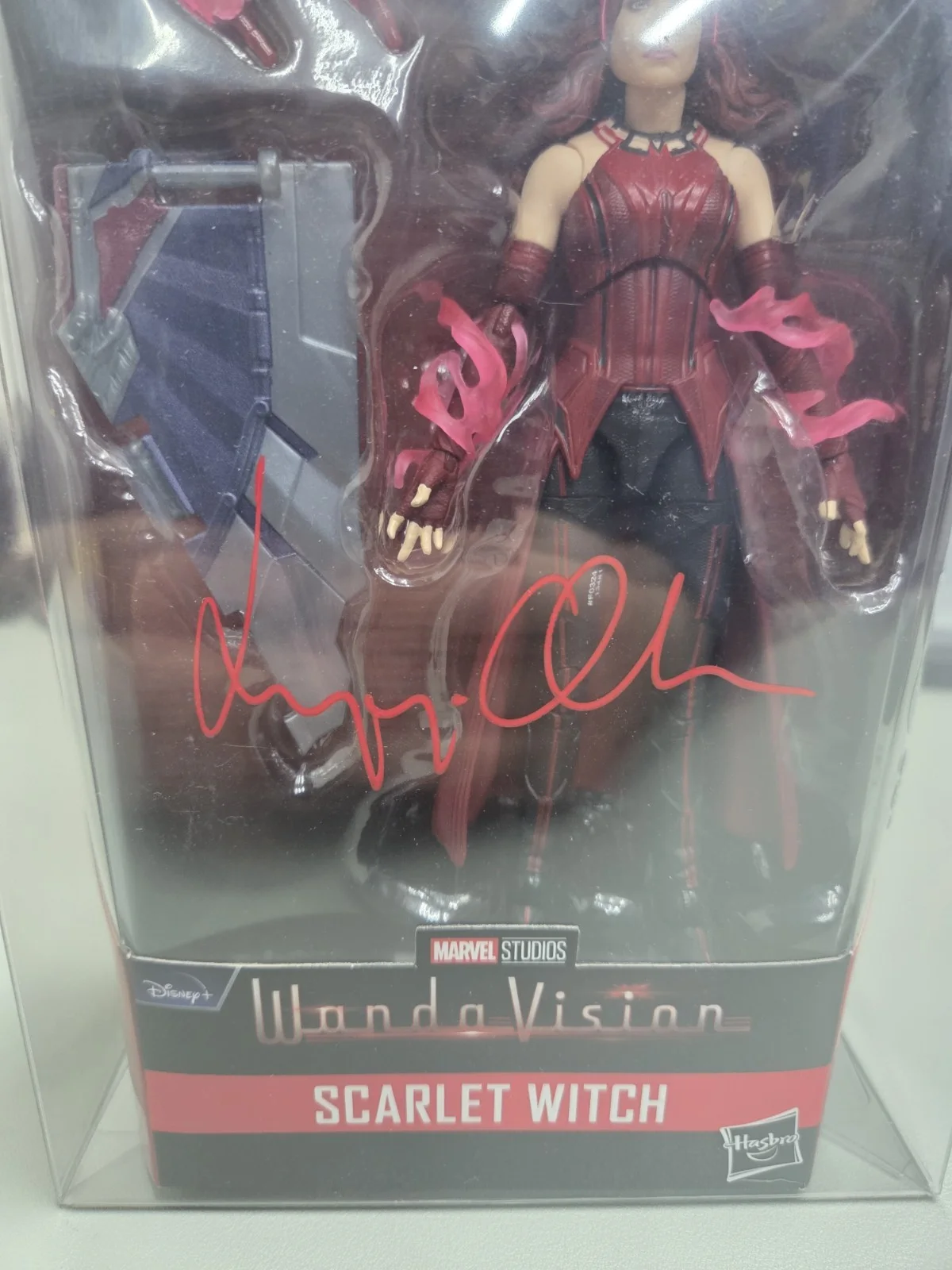 Elizabeth Olsen Signed Scarlett Witch Figure Beckett Witnessed, изображение 2