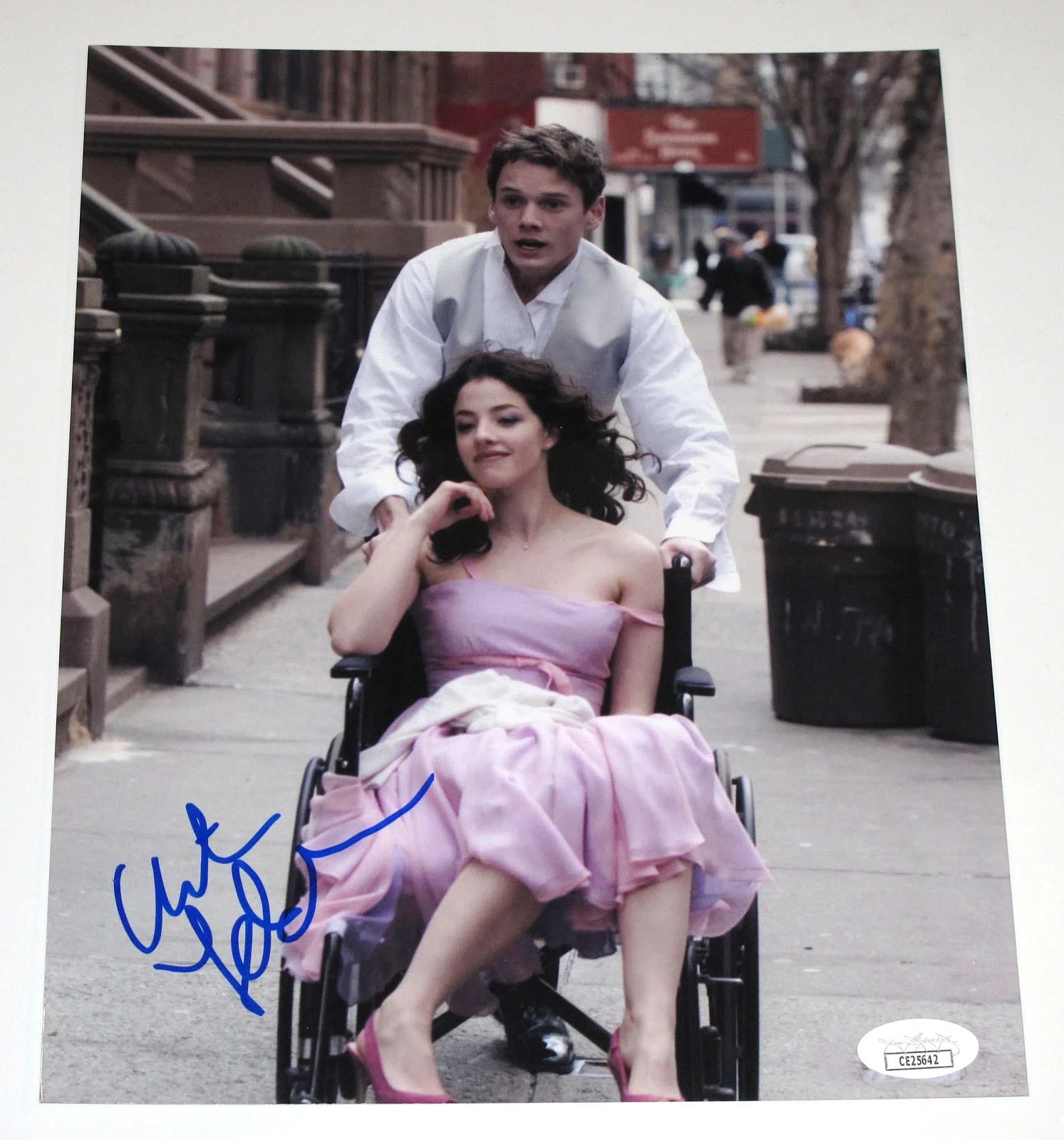 ANTON YELCHIN — Anton Yelchin signed "NEW YORK I LOVE YOU" 8x10 Photo AUTOGRAPHED a JSA COA Rare, изображение 4