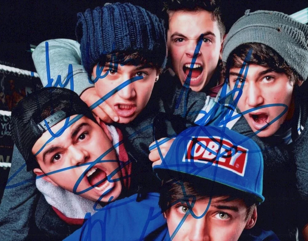 THE JANOSKIANS - LUKE BROOKS, JAMES YAMMAOUNI, DANIEL SAHYOUNIE — The Janoskians signed 8x10 Photo c PROOF Luke Brooks, James, Daniel COA, изображение 3