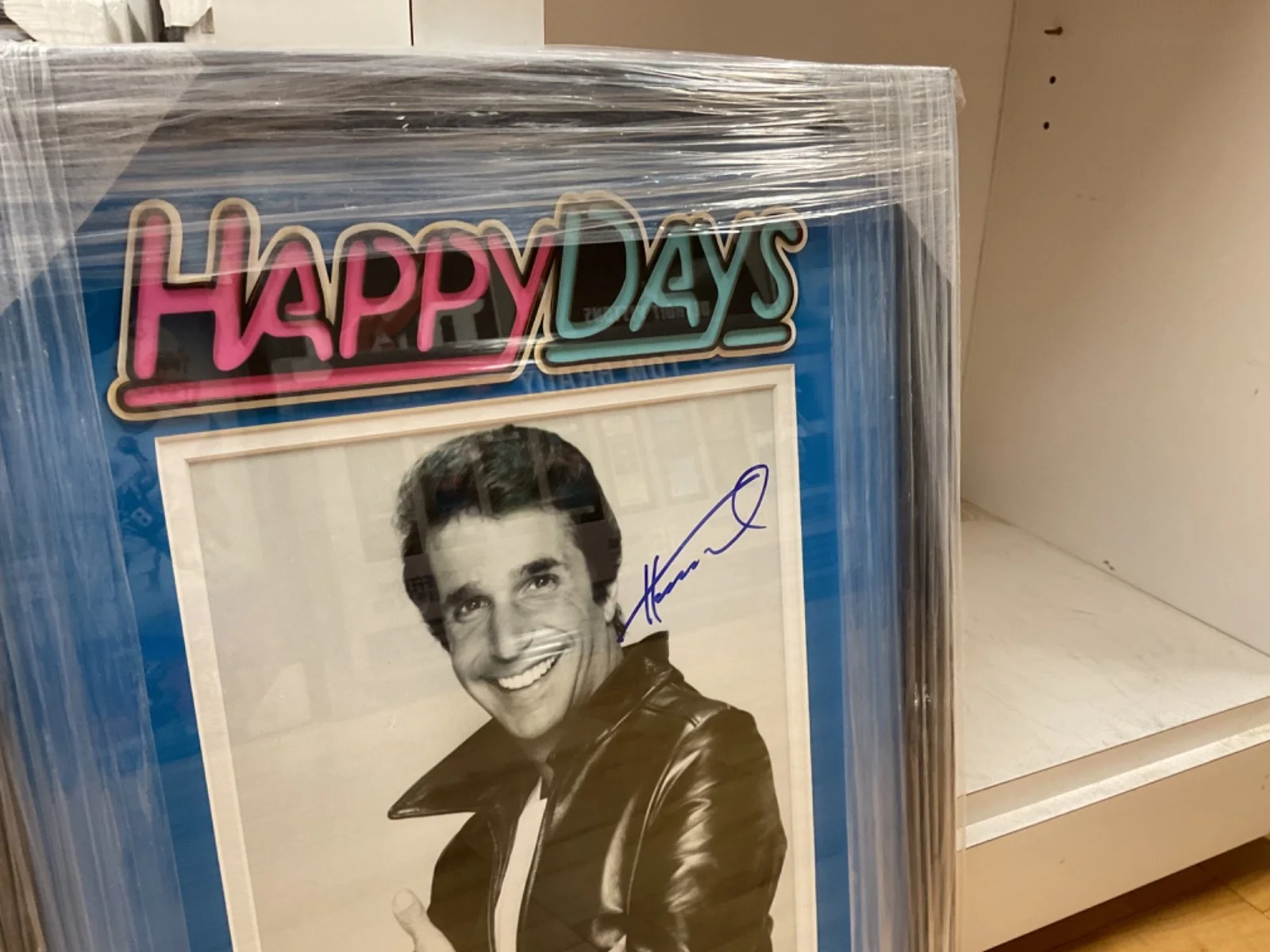 Henry Winkler — Henry Winkler “The Fonz” Signed Photo Framed w/Happy Days Themed Custom Design, изображение 3