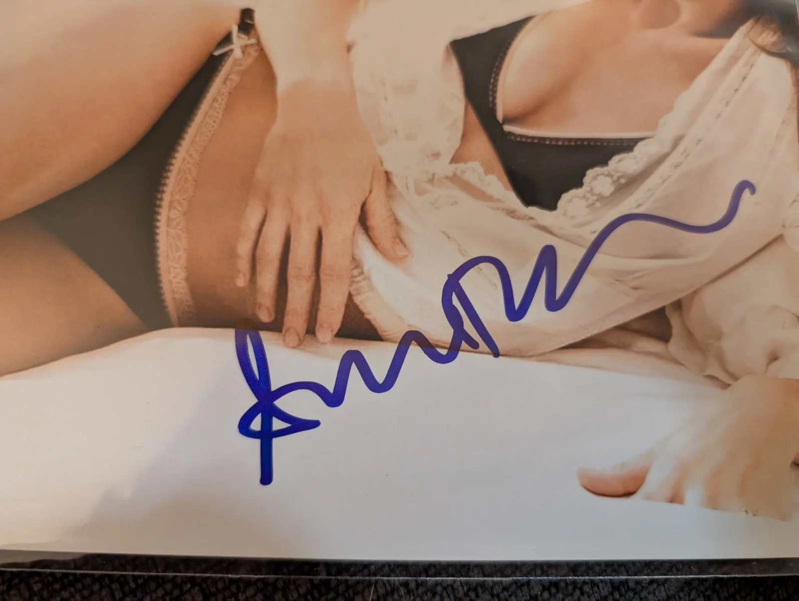 AMANDA PEET — AMANDA PEET Autographed Original 8x10 Photo with COA, изображение 2