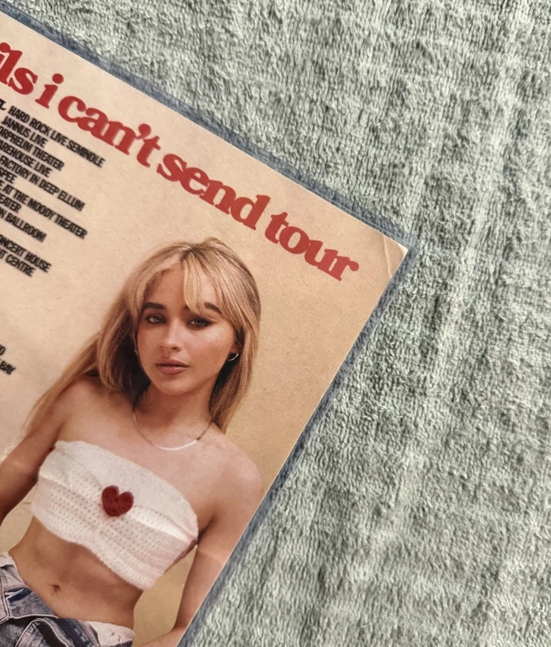 Sabrina Carpenter- Emails I Can’t Send Tour VIP Package (SIGNED poster) Rare, изображение 4