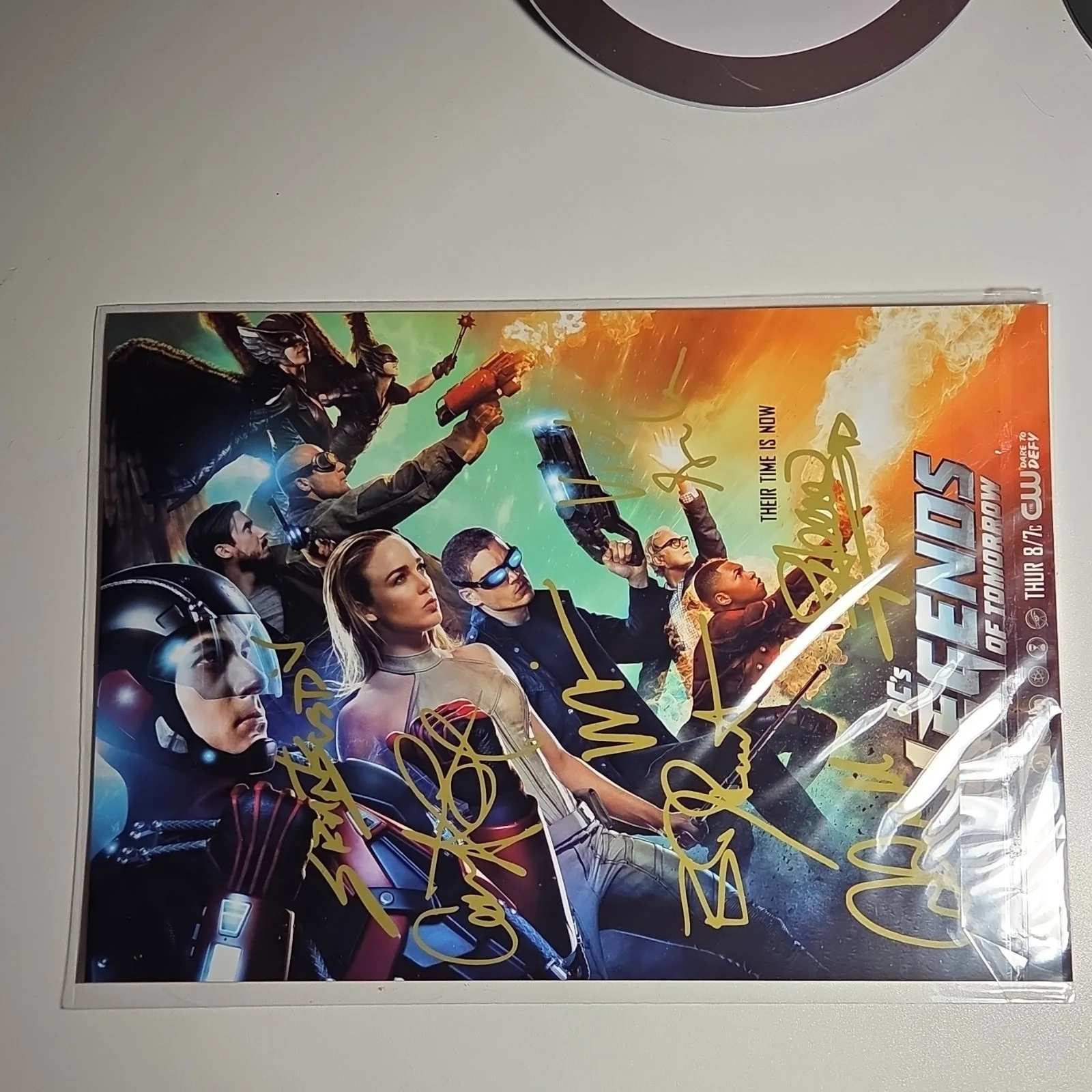 DC's Legends of Tomorrow Cast Signed Original Poster, изображение 2