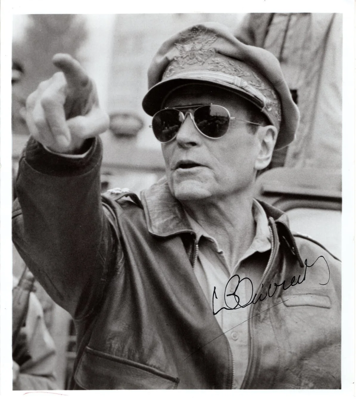 Laurence Olivier — LAURENCE OLIVIER signed autographed 8x9 INCHON GENERAL DOUGLAS MACARTHUR photo