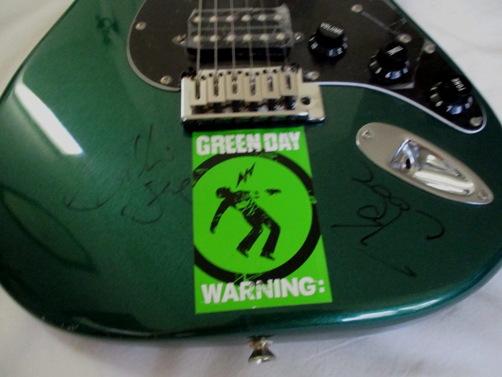 Green Day, AUTOGRAPHED GUITAR, Stratocaster Squire, Signed by All Three (2000), image 2