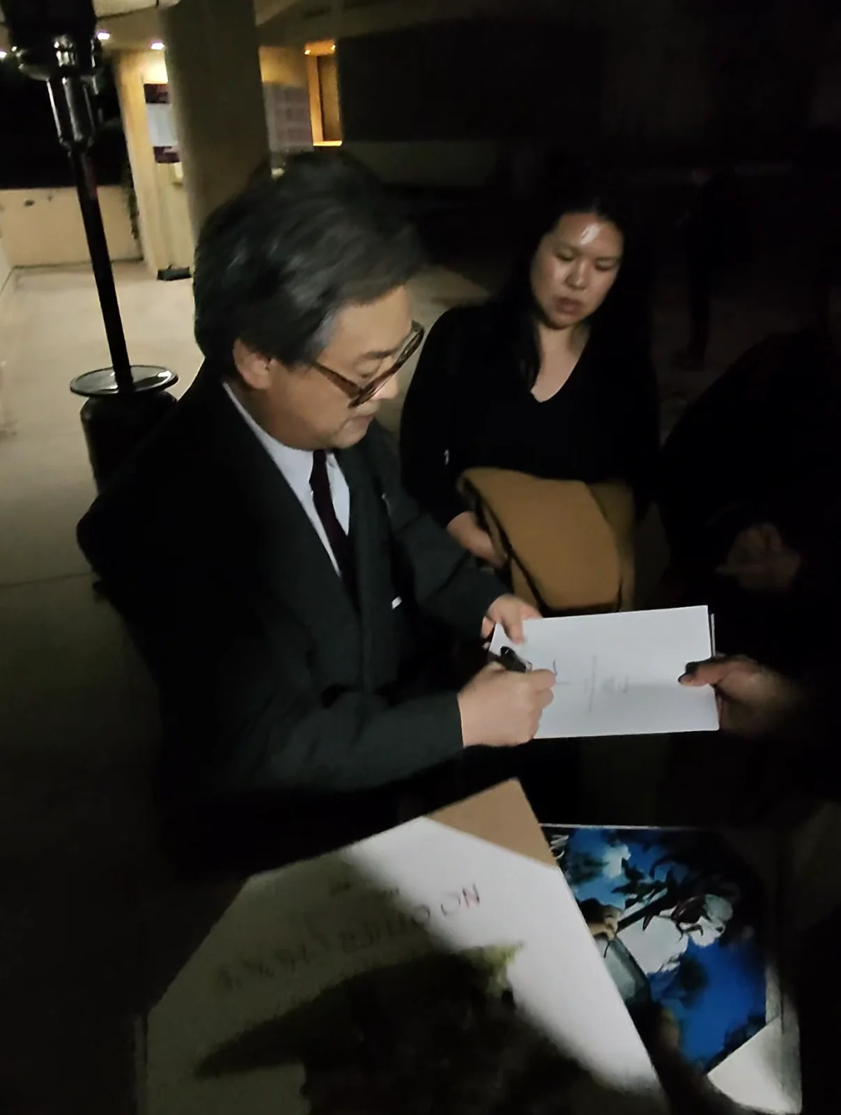 PARK CHAN-WOOK SIGNED NO OTHER CHOICE SCRIPT w/EXACT VIDEO PROOF & AUTOGRAPH COA, image 2