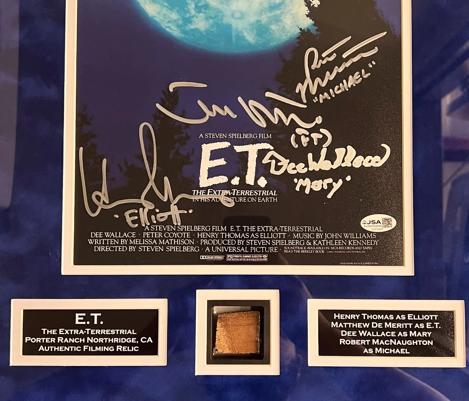 Matthew DeMeritt, Henry Thomas, Dee Walace, Robert MacNaughton — Cast autographed signed suede framed 11x14 photo & set piece relic E.T JSA COA, image 2