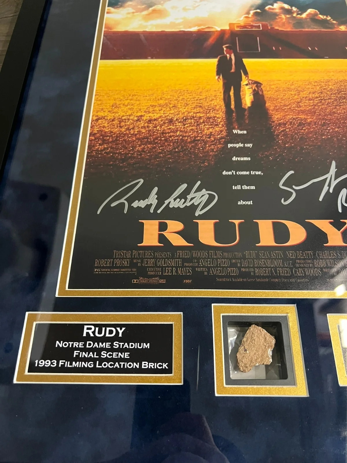 Rudy Ruettiger, Sean Astin — Astin Reuttiger autographed suede framed 11x14 photo & relic Notre Dame Rudy JSA, изображение 2